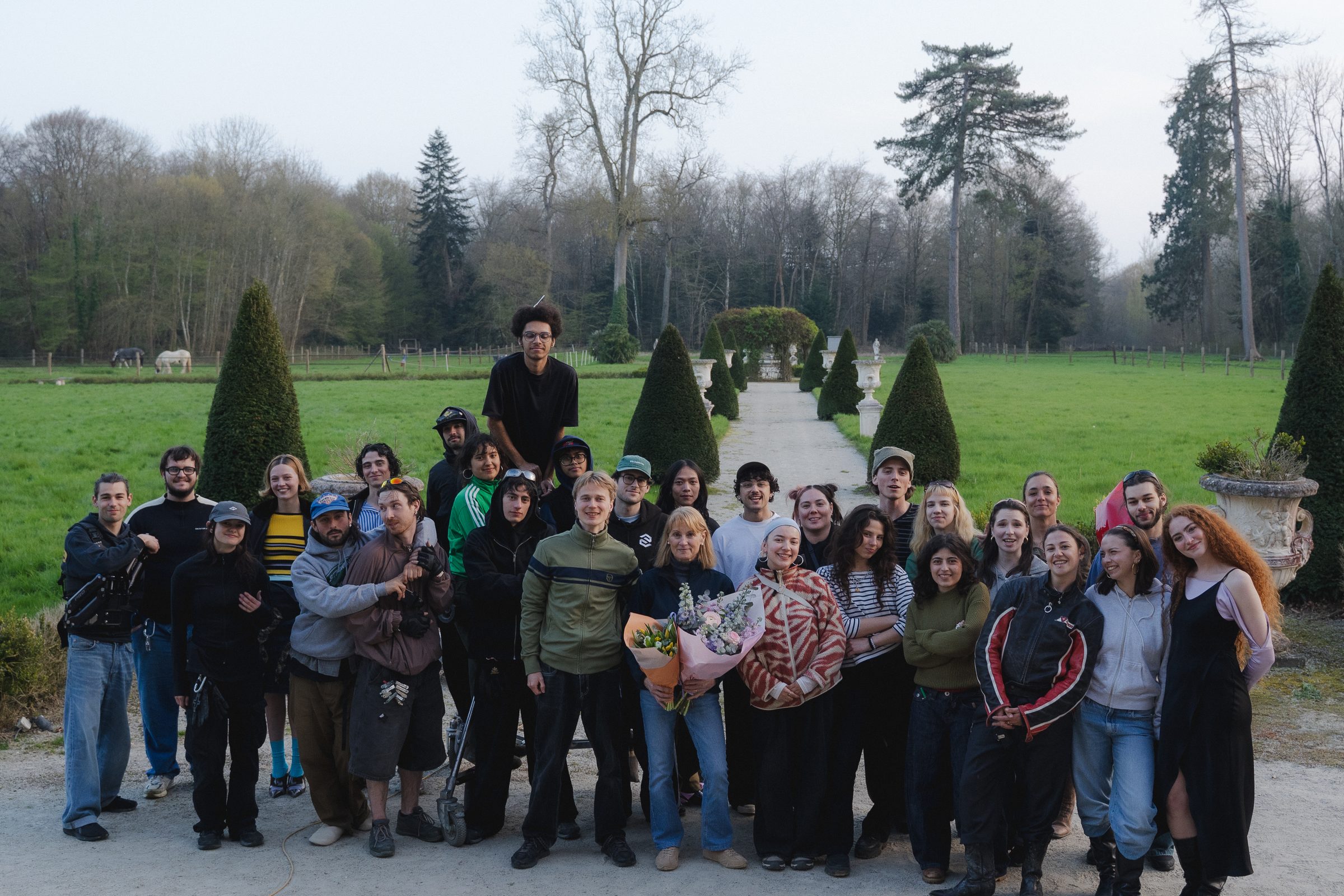 Toute l'&eacute;quipe rassembl&eacute;e dans le parc du ch&acirc;teau