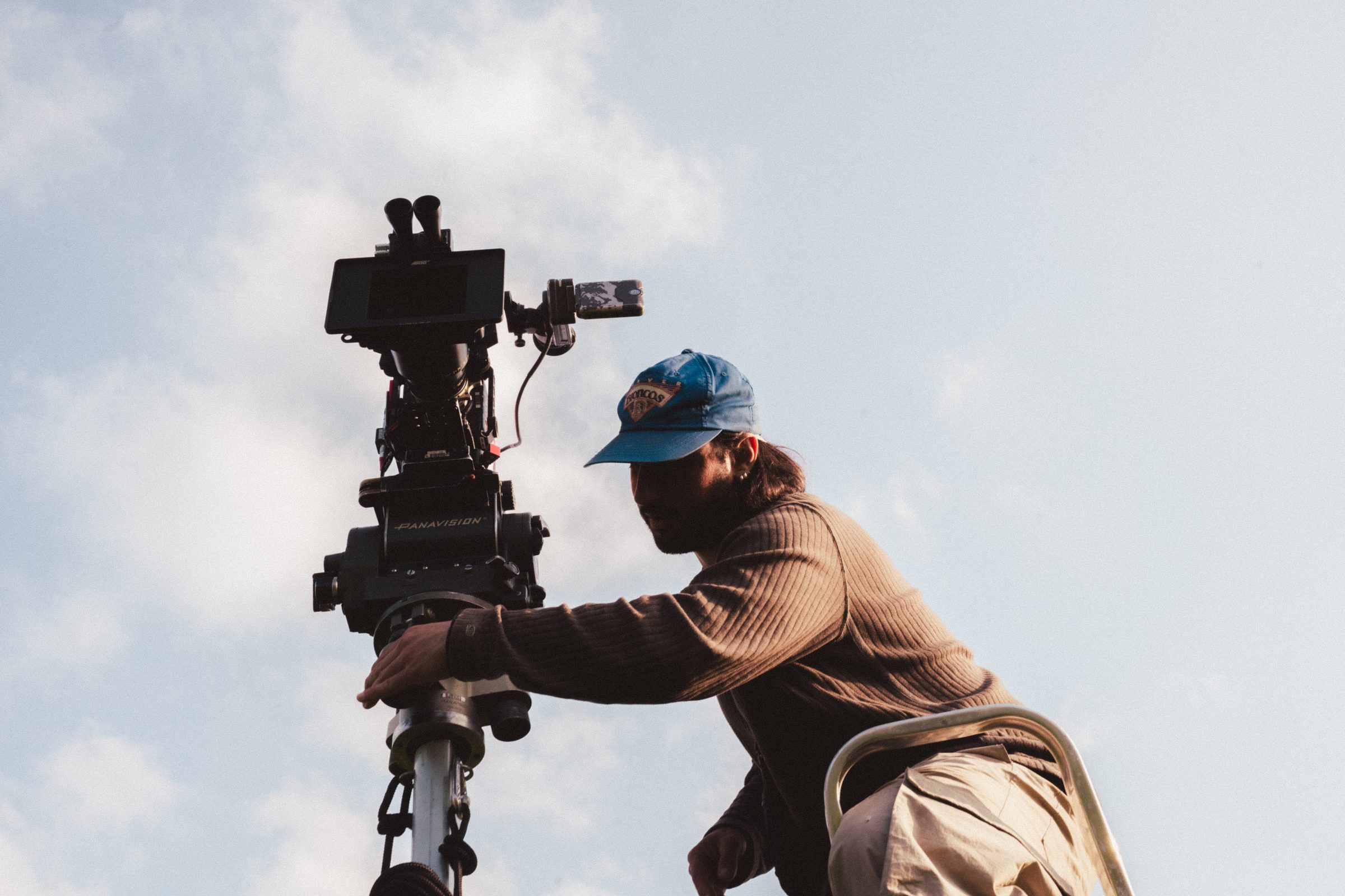 Cadreur sur cam&eacute;ra Panavision, contre-plong&eacute;e