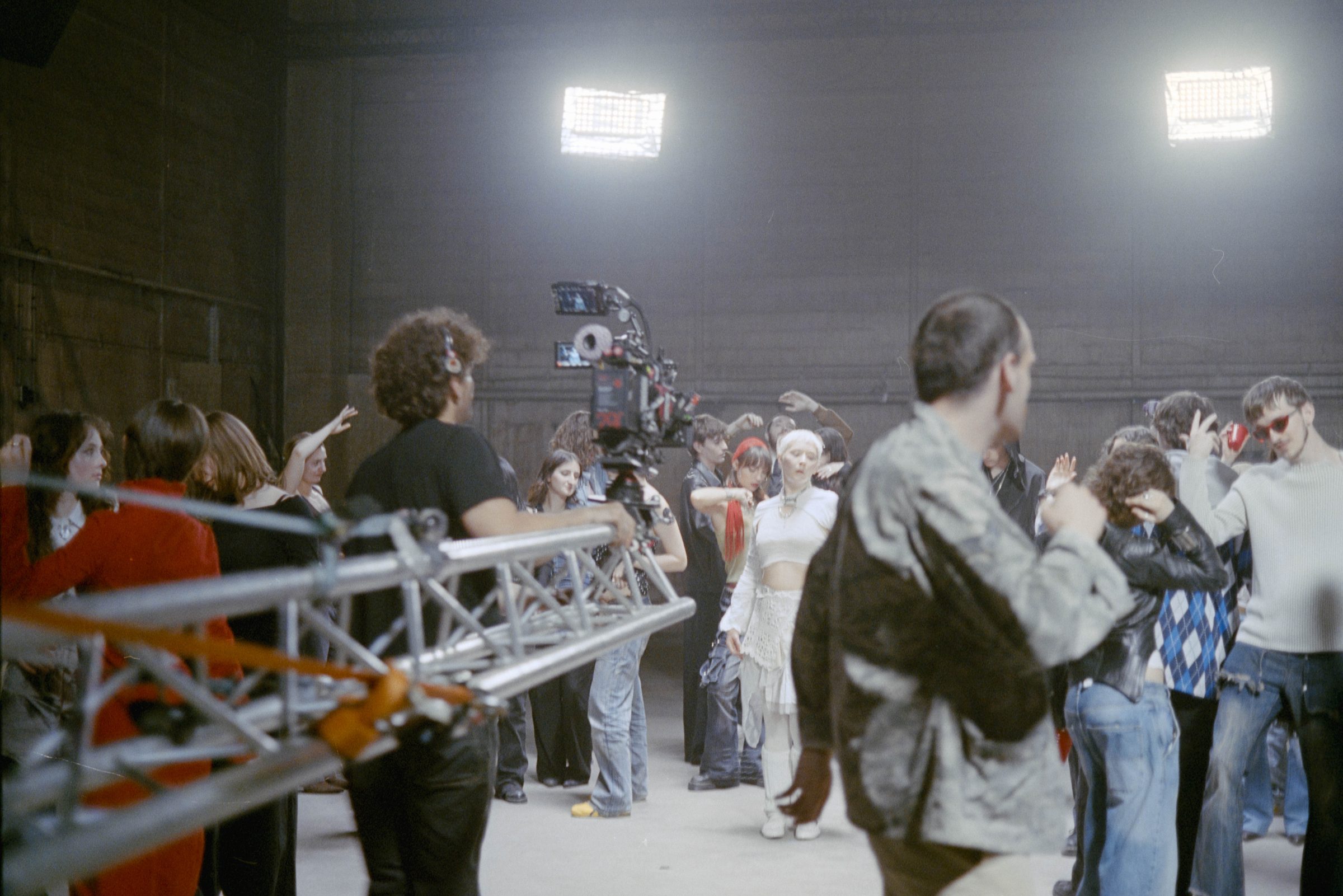 Sur le plateau, cam&eacute;ra et danseurs en mouvement