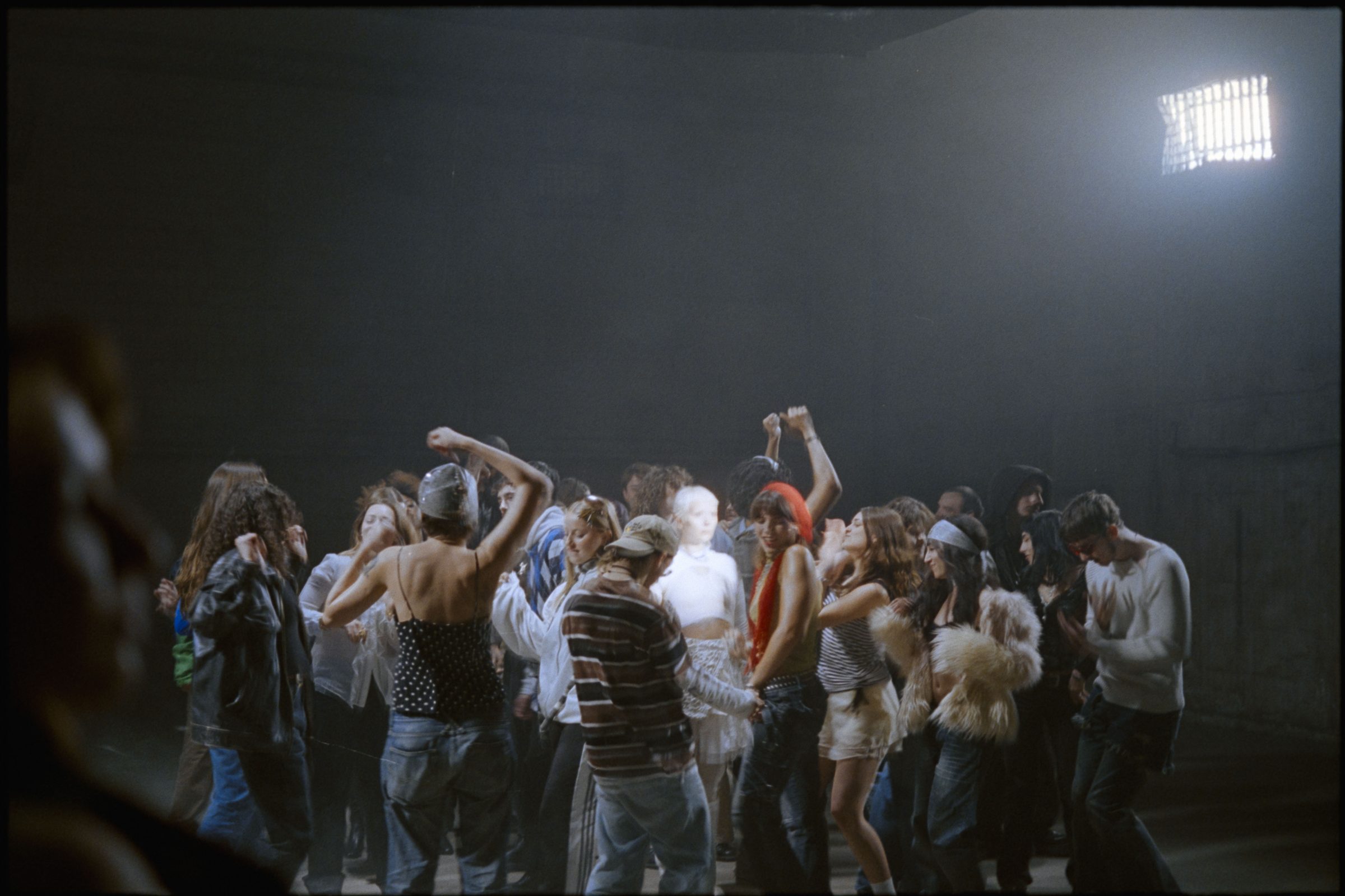Sc&egrave;ne de danse collective sur le plateau