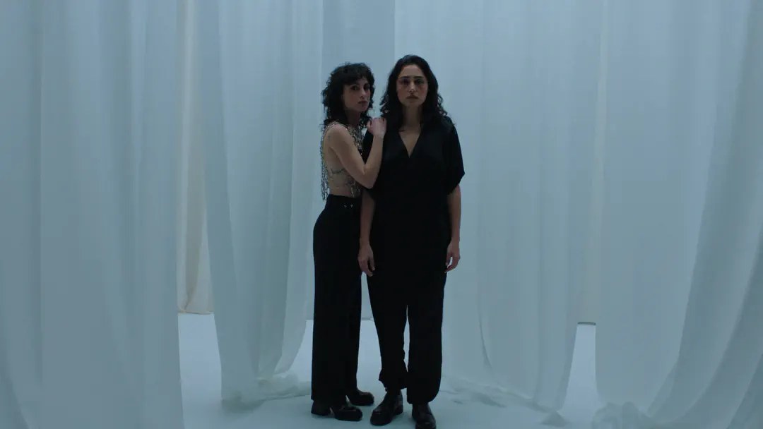 Barbara Pravi et Golshifteh Farahani pos&eacute;es devant des rideaux blancs, plateau du clip Marianne