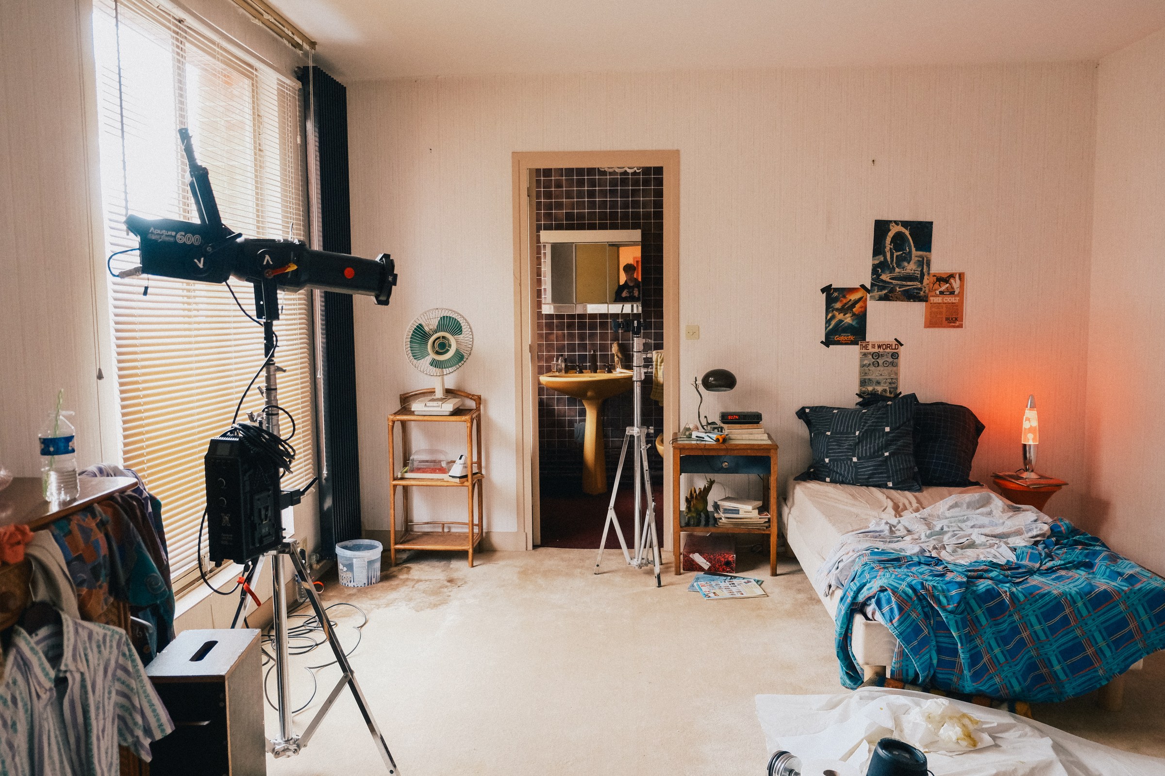 D&eacute;cor de chambre r&eacute;tro avec projecteur et mat&eacute;riel cam&eacute;ra