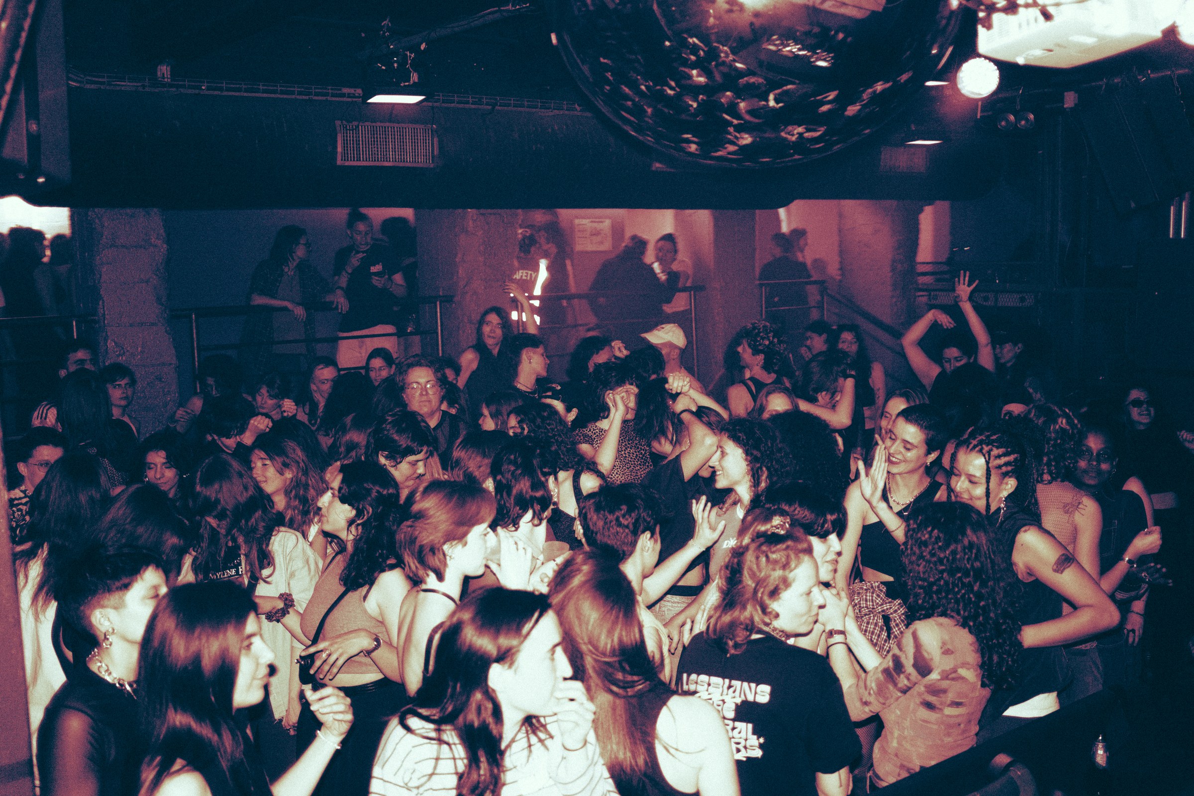 Vue d'ensemble du dancefloor sous la boule &agrave; facettes