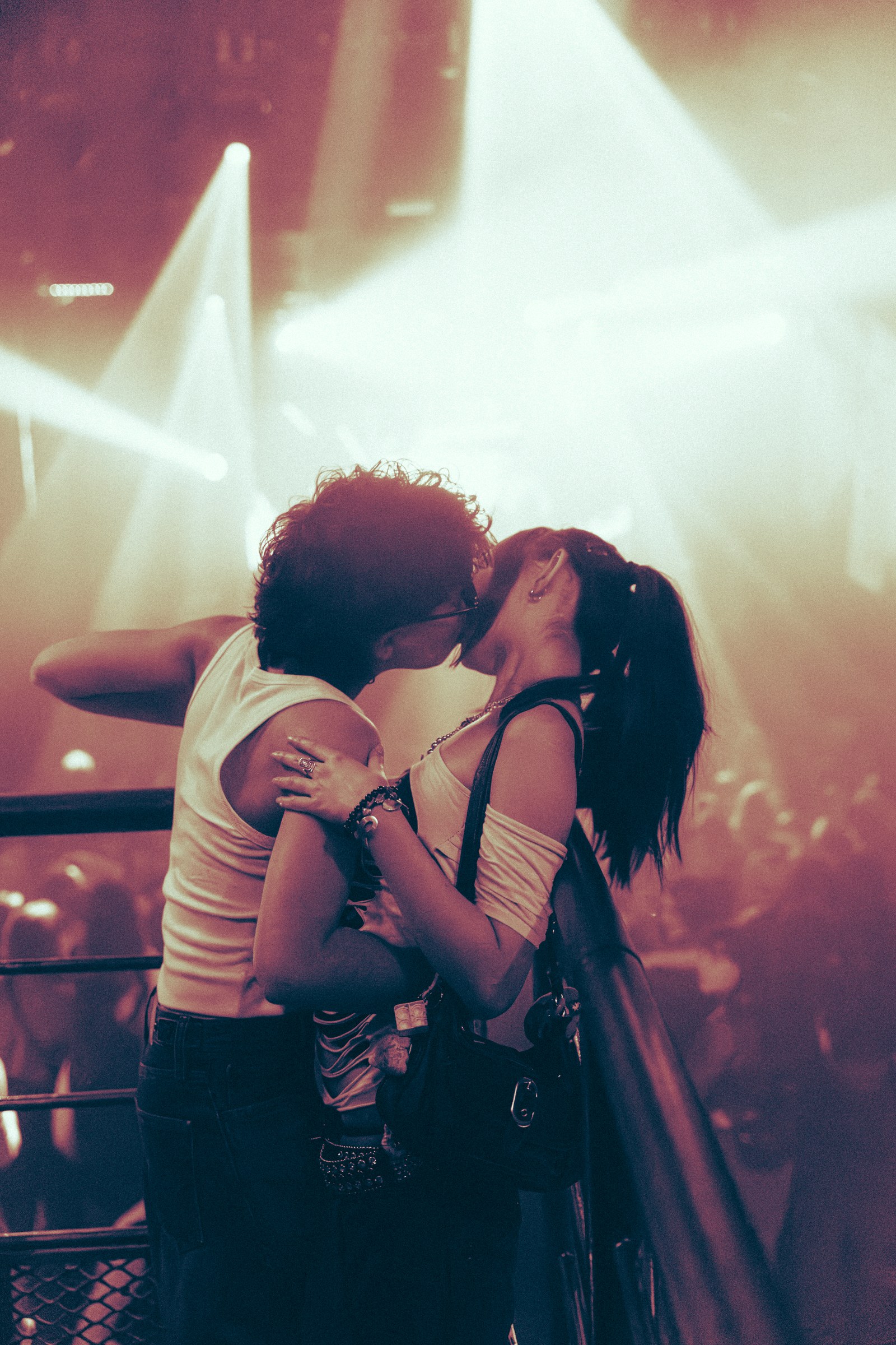 Couple s'embrassant sous les projecteurs blancs