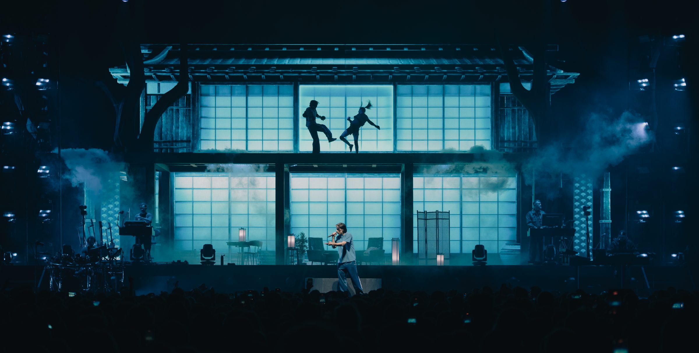 D&eacute;cor de maison japonaise r&eacute;troeclair&eacute;e, deux silhouettes en mouvement