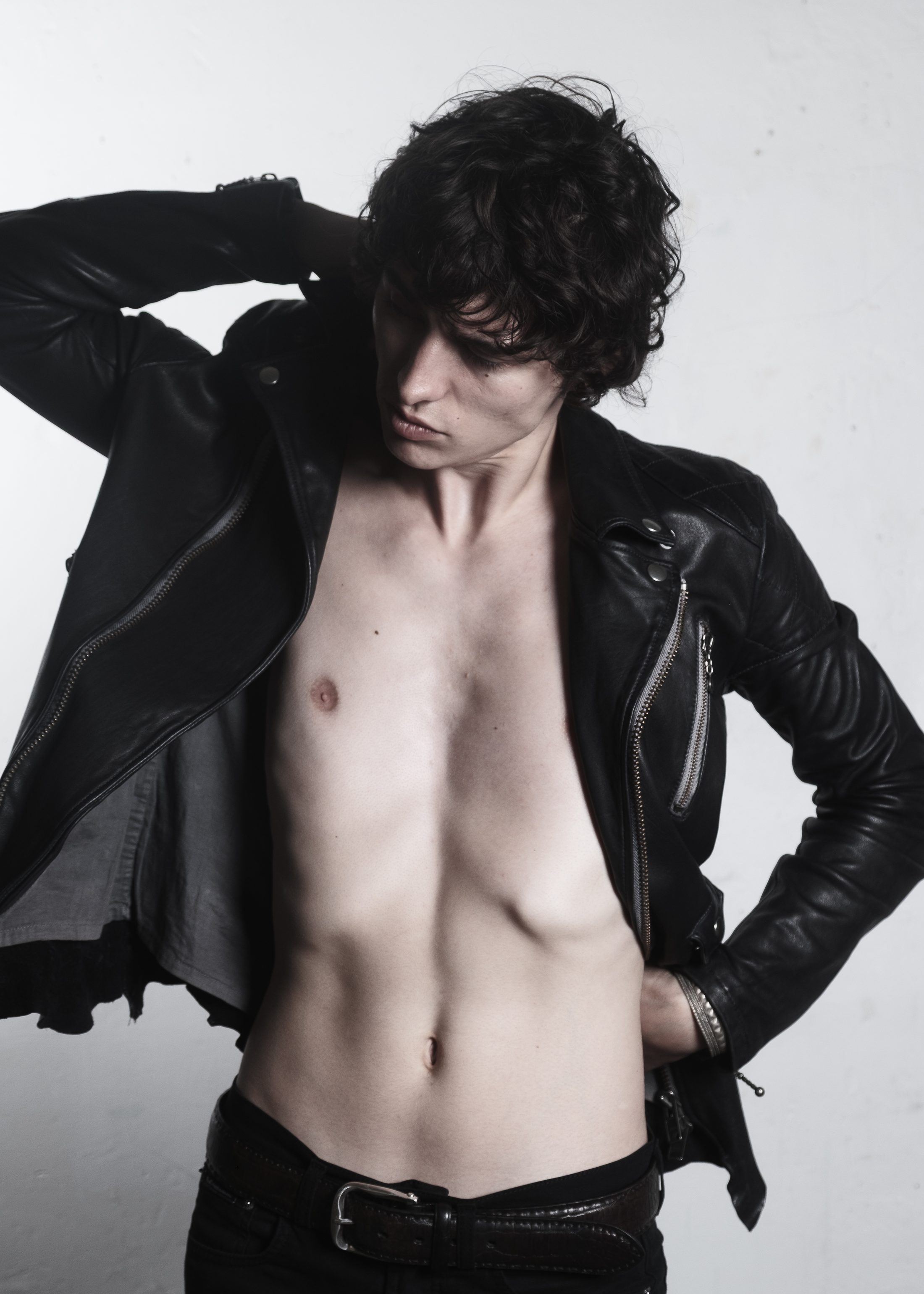 Torse, blouson de cuir ouvert, lumi&egrave;re dure