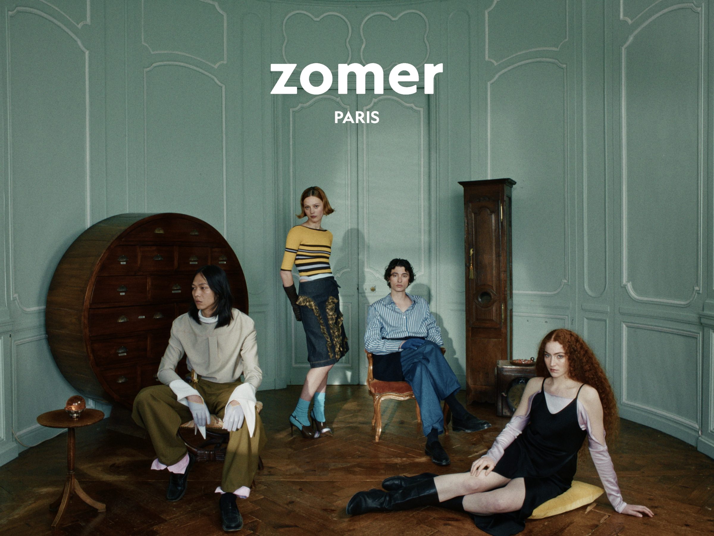 Campagne Zomer, quatre mod&egrave;les dans un salon vert d'&eacute;poque