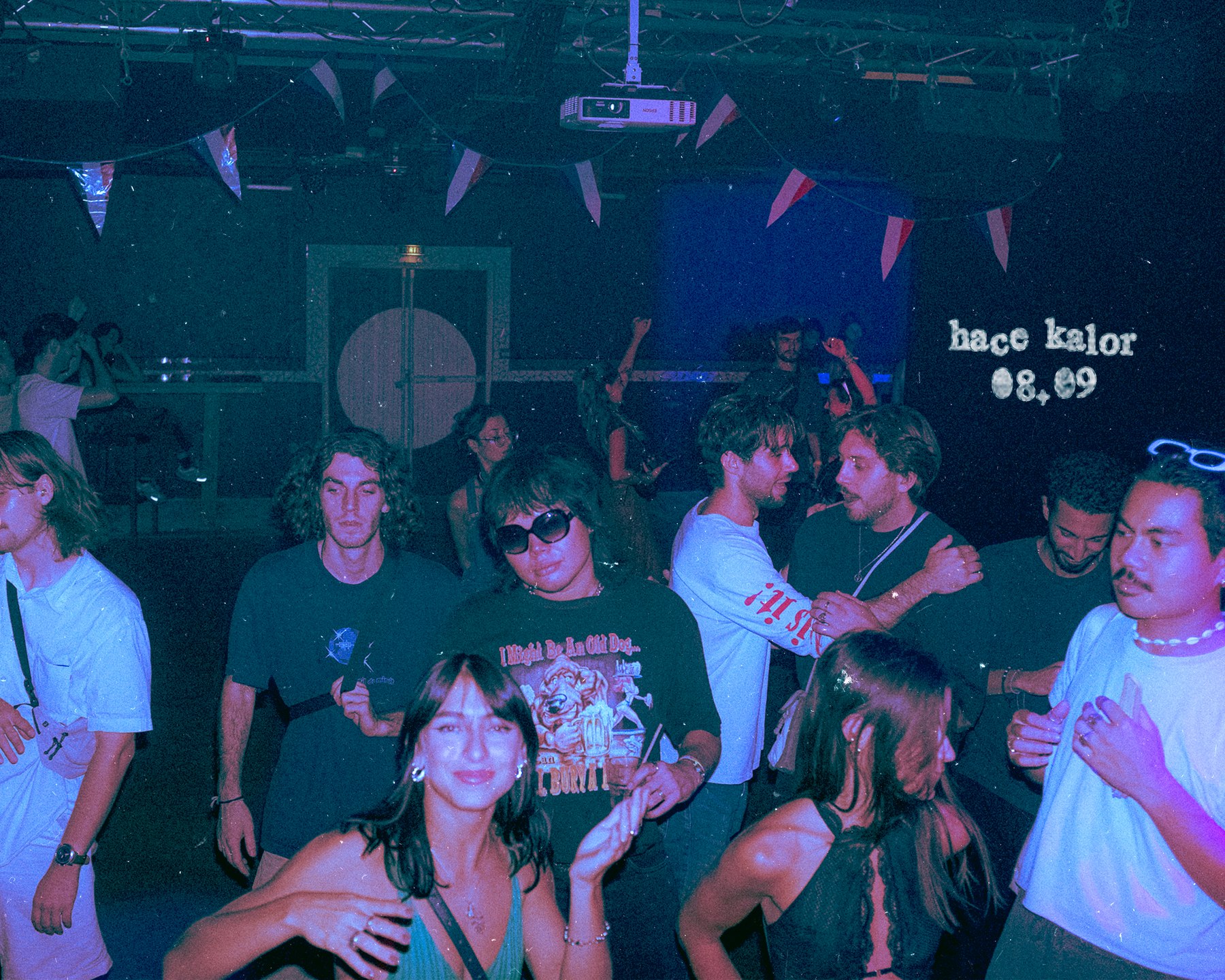 Foule sur le dancefloor, logo Hace Kalor projet&eacute; au mur