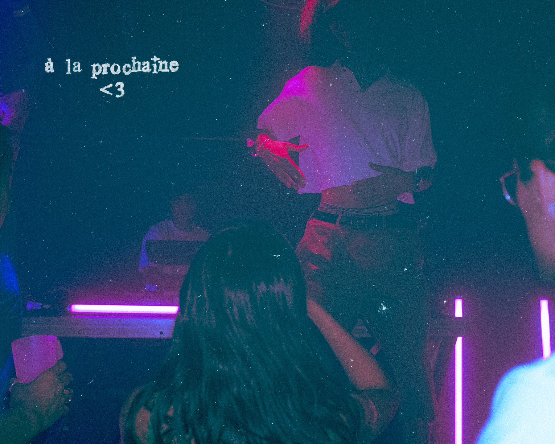 Ambiance de fin de soir&eacute;e, n&eacute;ons roses, texte &agrave; la prochaine