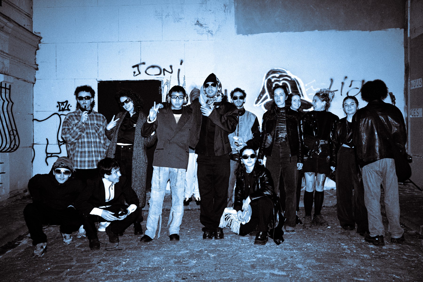Portrait de groupe en noir et blanc, ambiance underground