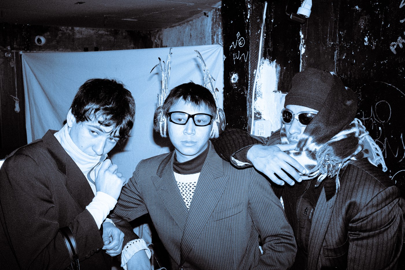Trio en studio improvis&eacute;, duoton bleu, lunettes et bonnets