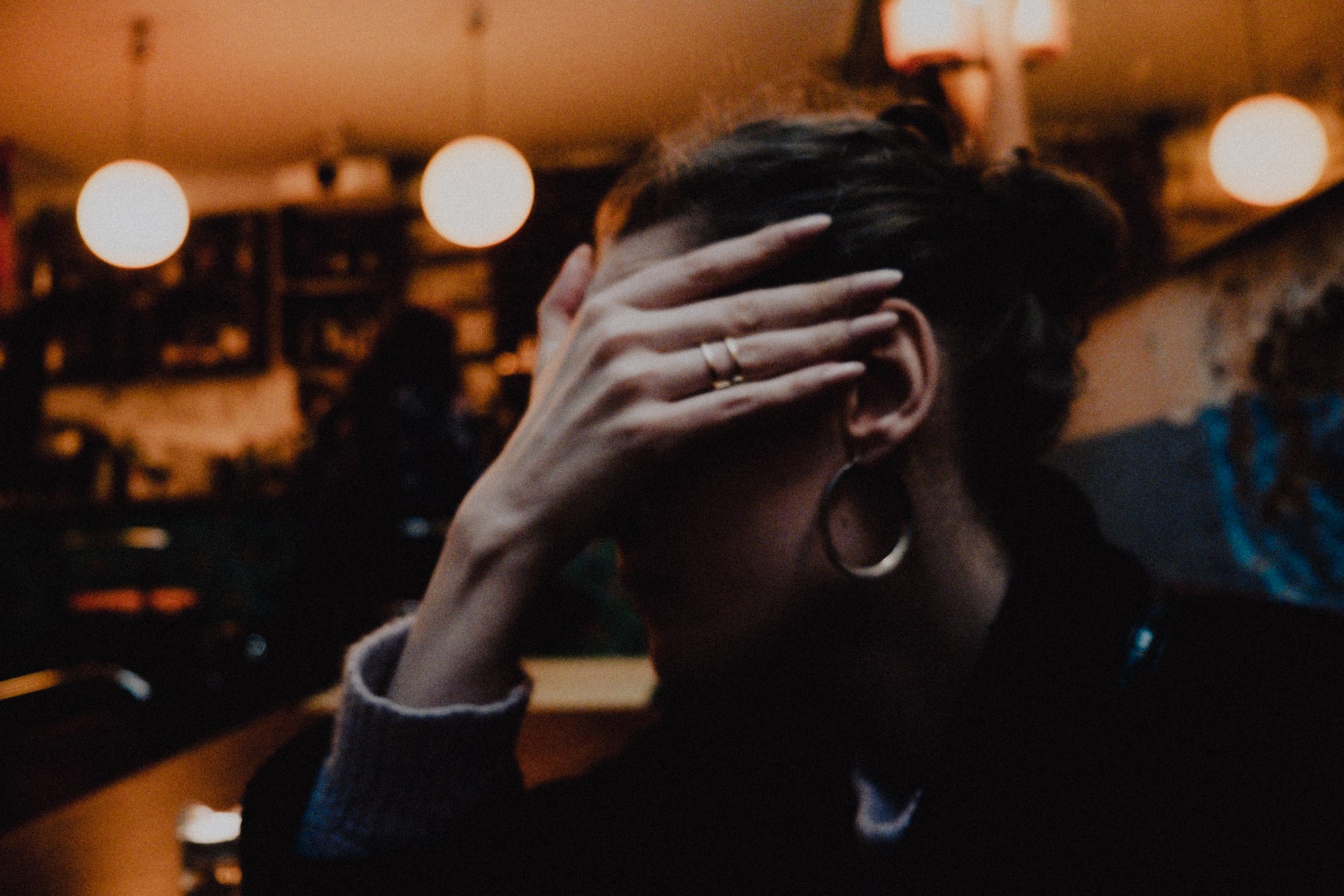 Portrait en caf&eacute;, main dans les cheveux, lumi&egrave;re chaude