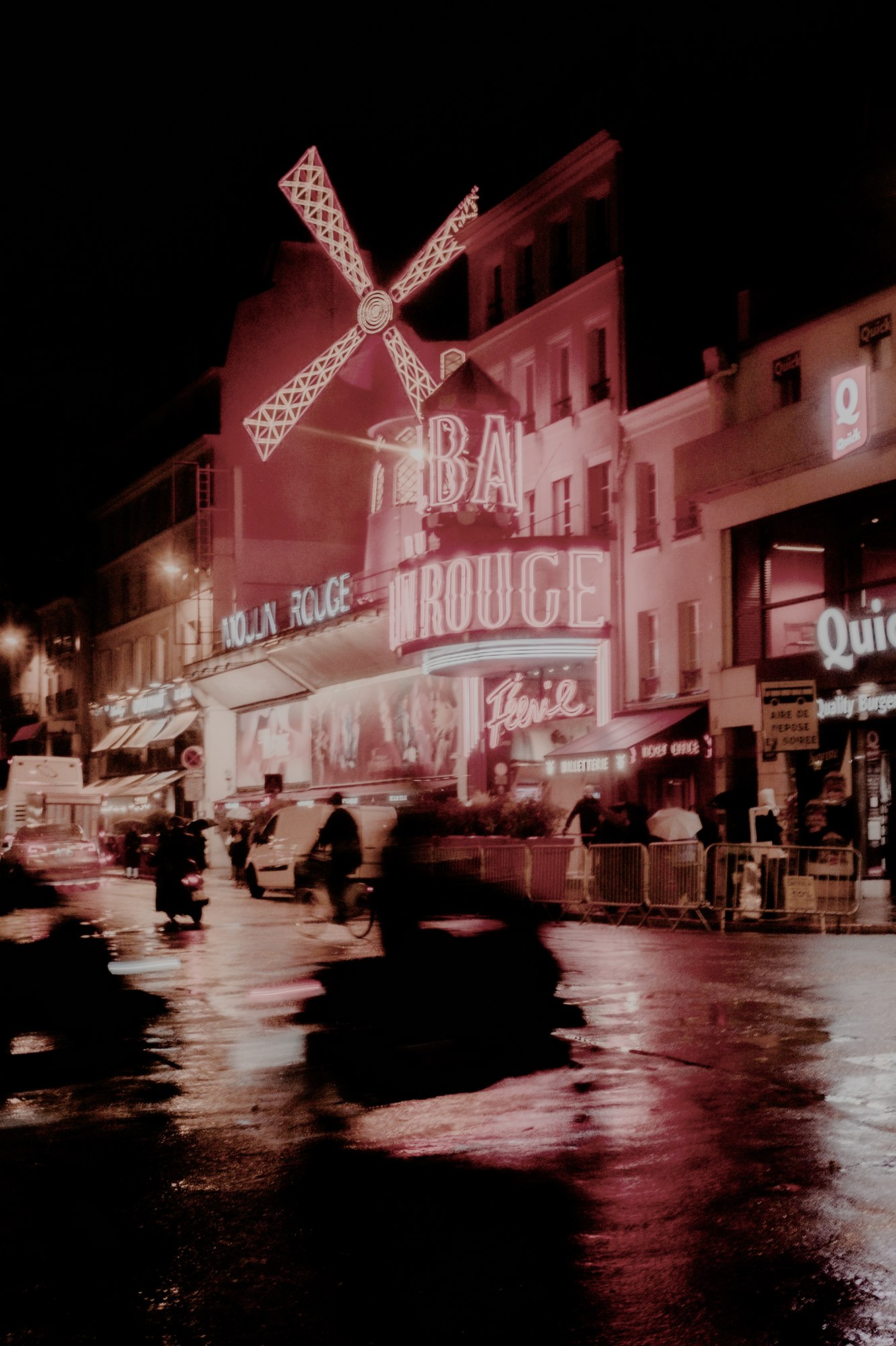Rue de nuit sous la pluie pr&egrave;s du Moulin Rouge