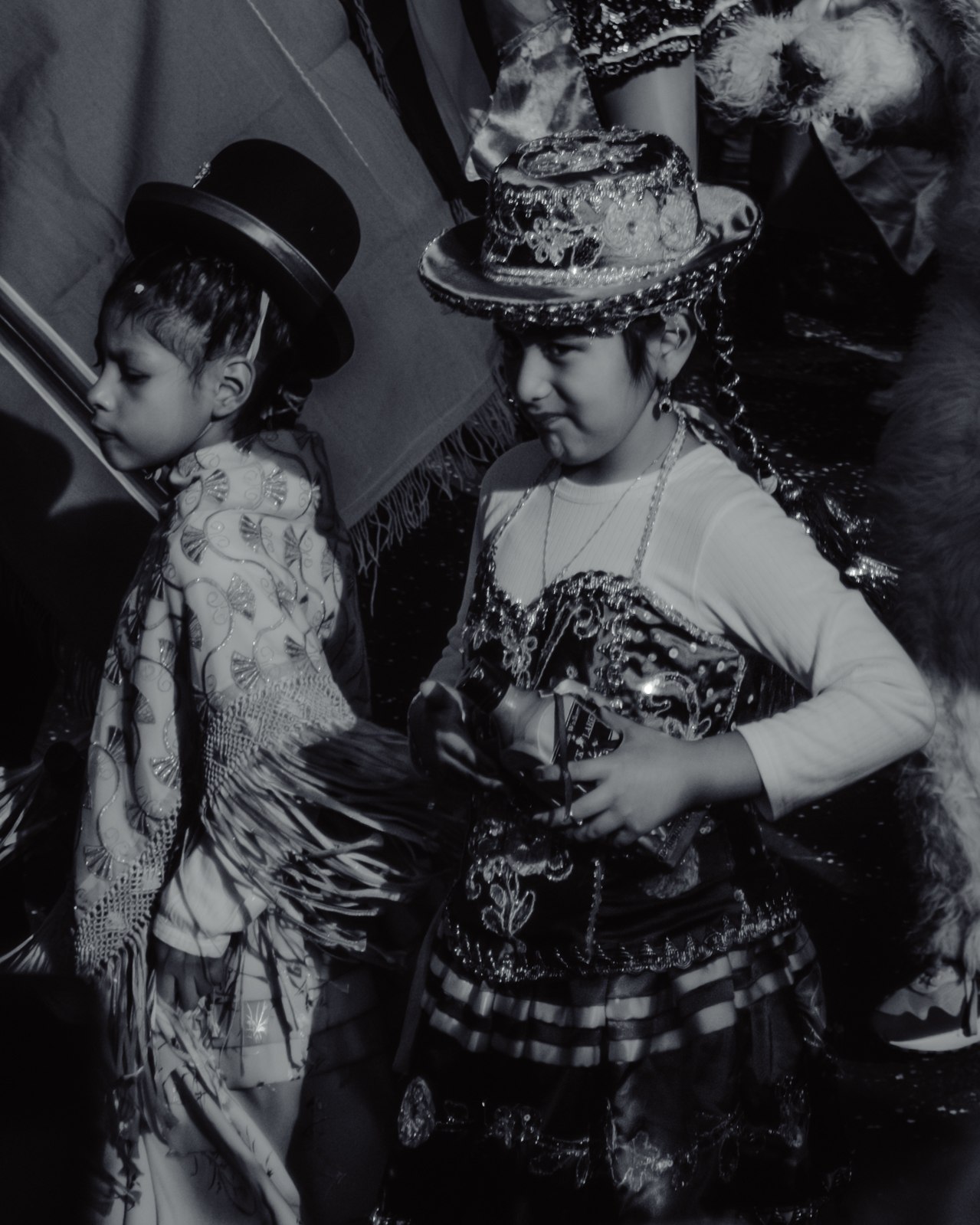 Deux enfants en costumes, noir et blanc