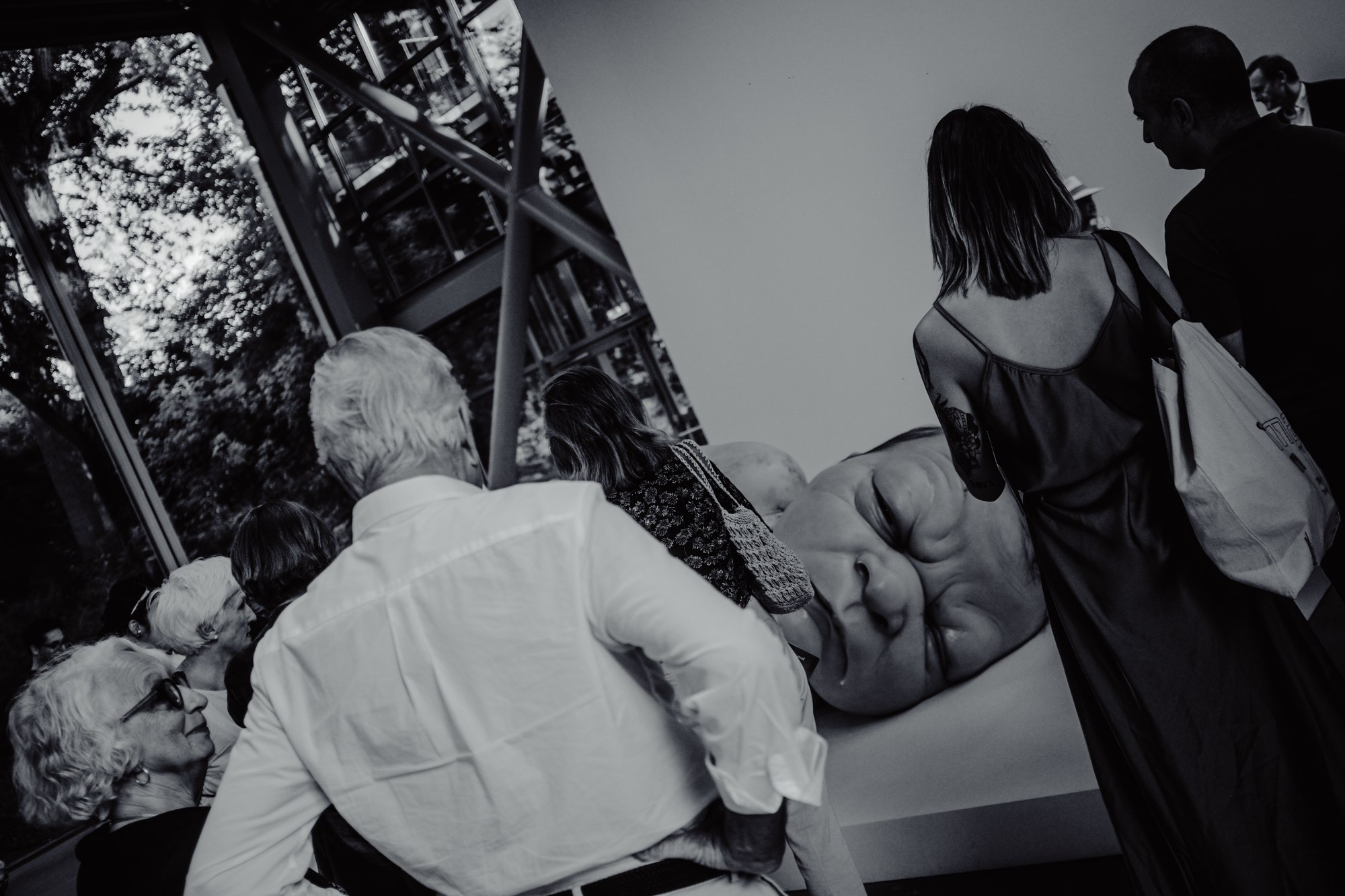 Famille avec un b&eacute;b&eacute; devant la Tour Eiffel, noir et blanc