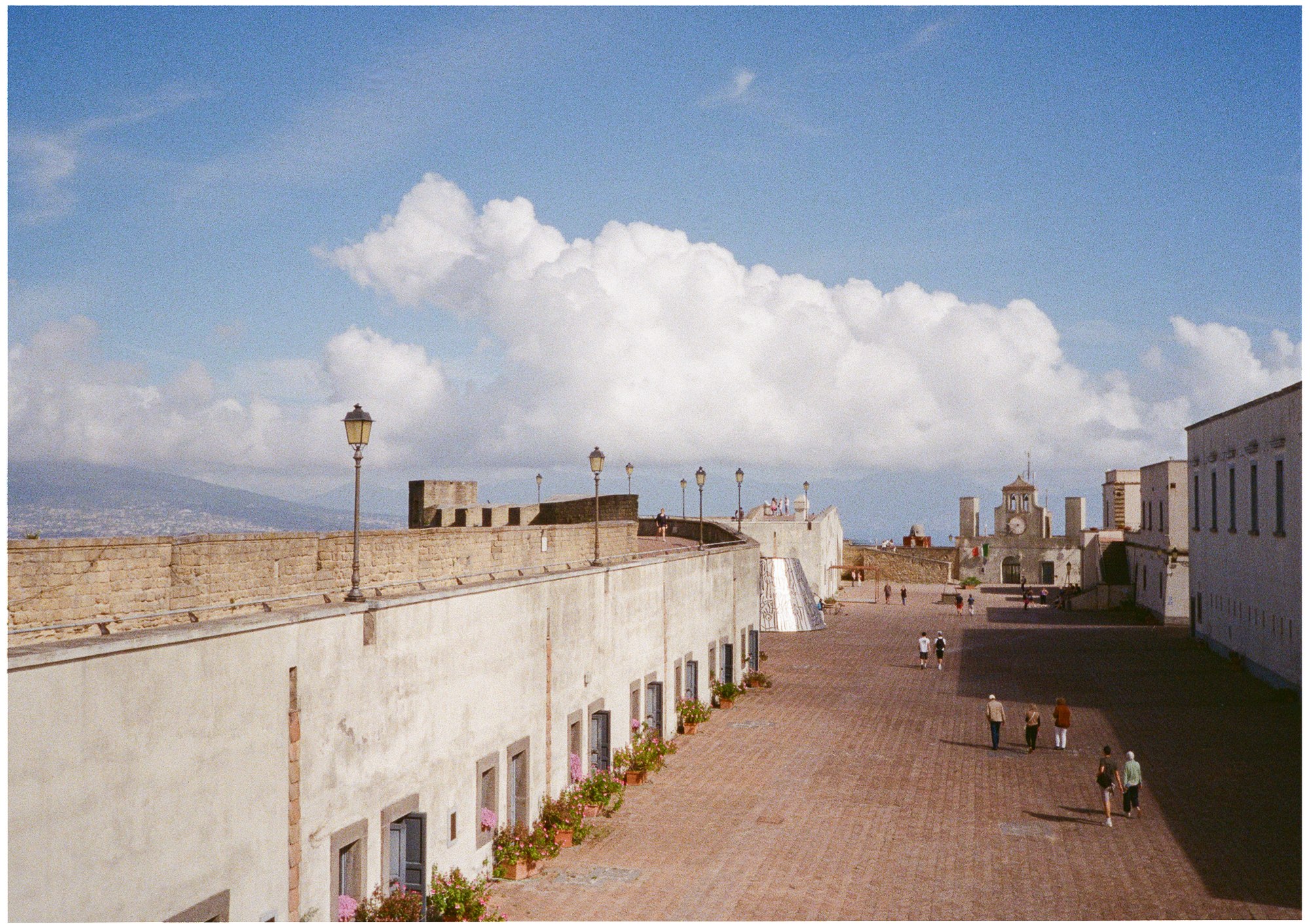 Place fortifi&eacute;e en Italie, ciel bleu et nuages