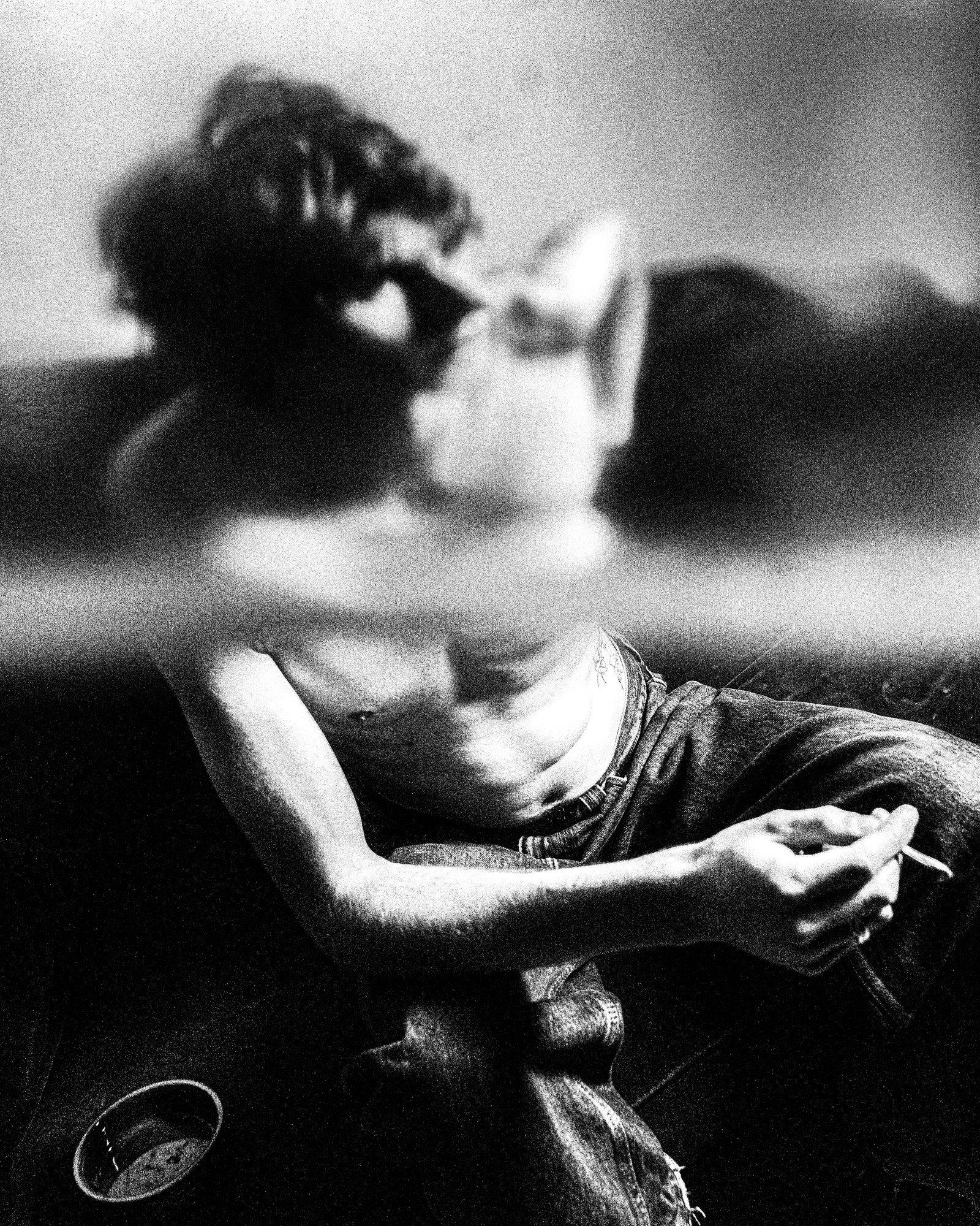 Portrait noir et blanc, cigarette &agrave; la main, flou de mouvement