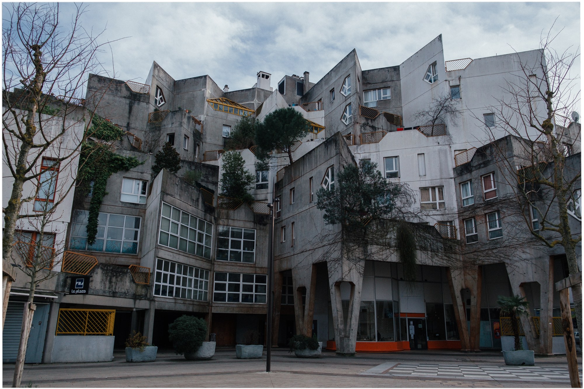 Architecture brutaliste, Les Espaces d'Abraxas &agrave; Noisy-le-Grand