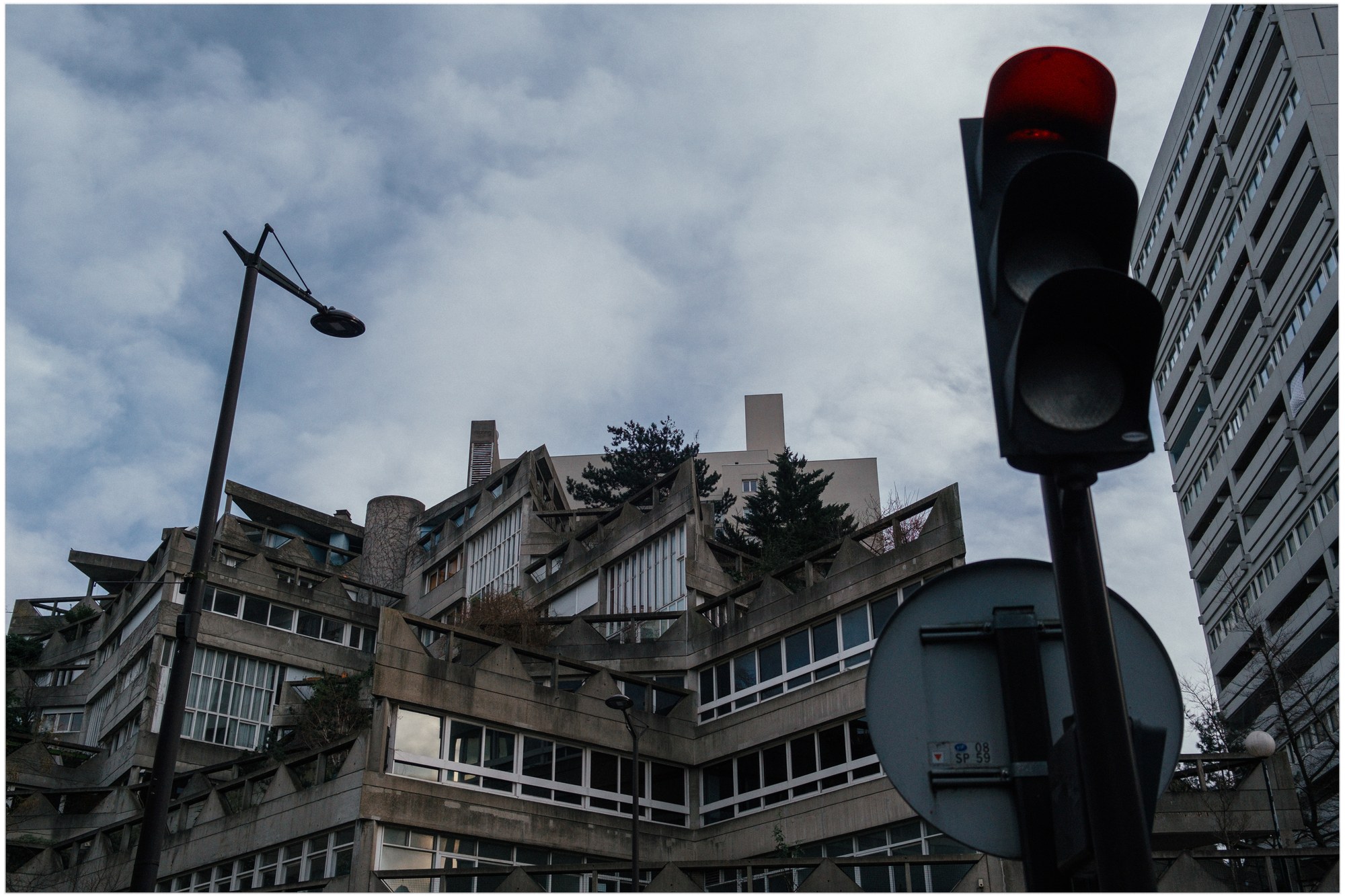 Immeuble brutaliste et feu de circulation, contre-plong&eacute;e