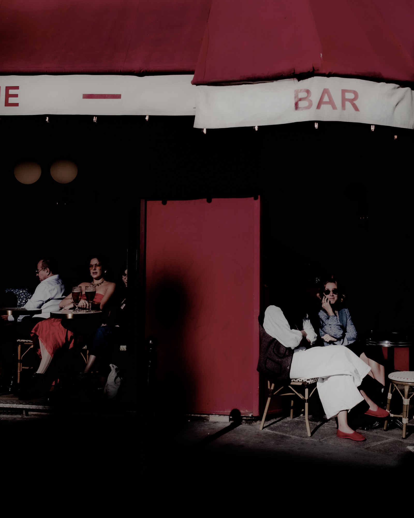 Terrasse de bar, auvent rouge, sc&egrave;ne de rue