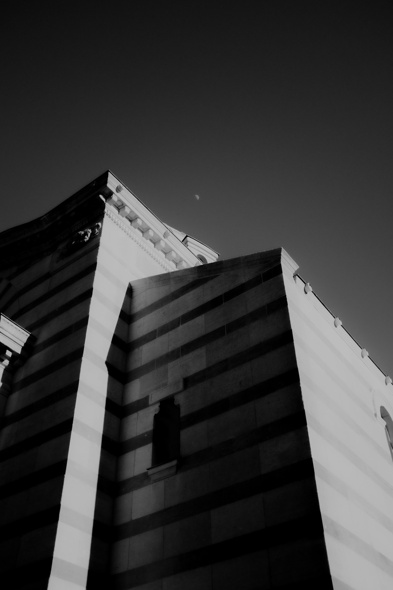 Fa&ccedil;ade d'immeuble en contre-plong&eacute;e, noir et blanc