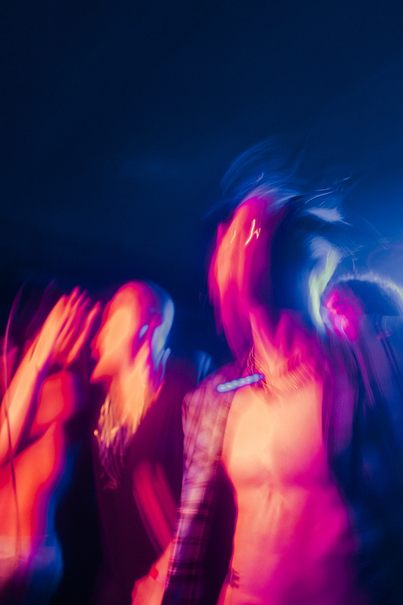 Foule en mouvement, lumi&egrave;res roses et bleues, concert