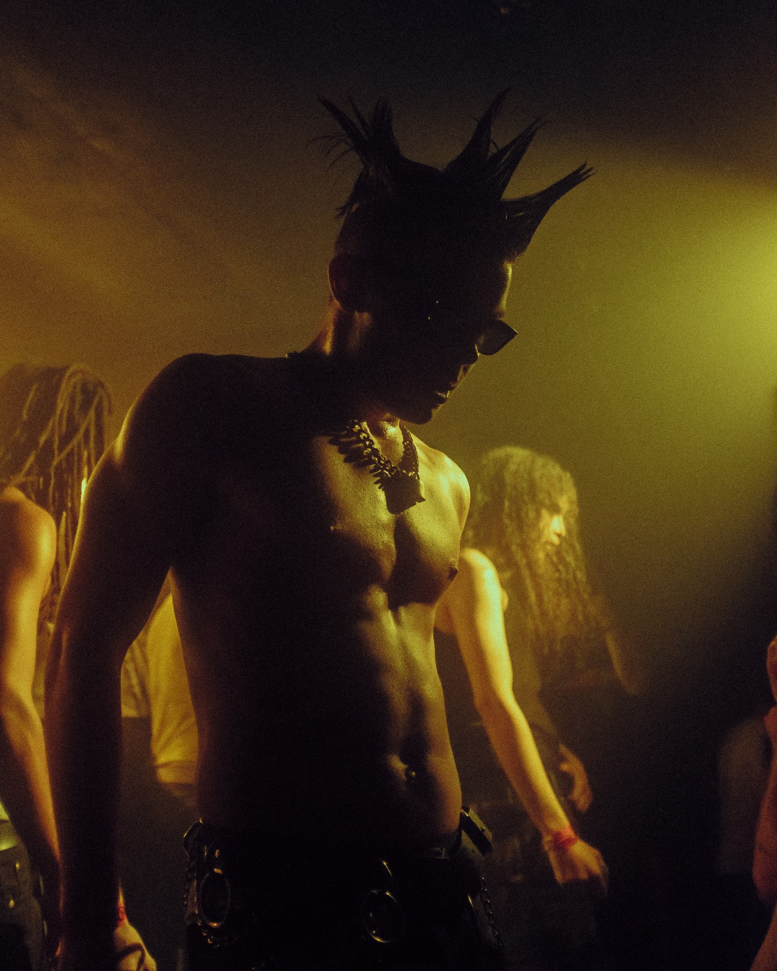 Performeur torse nu, contre-jour dor&eacute;, ambiance punk