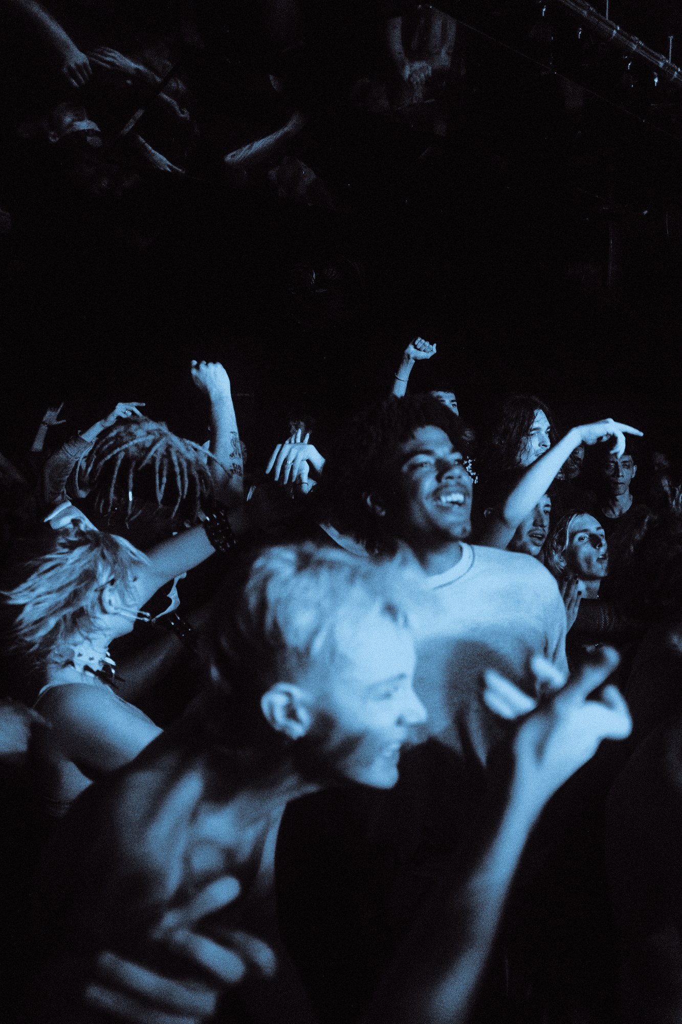 Foule en liesse, noir et blanc, concert