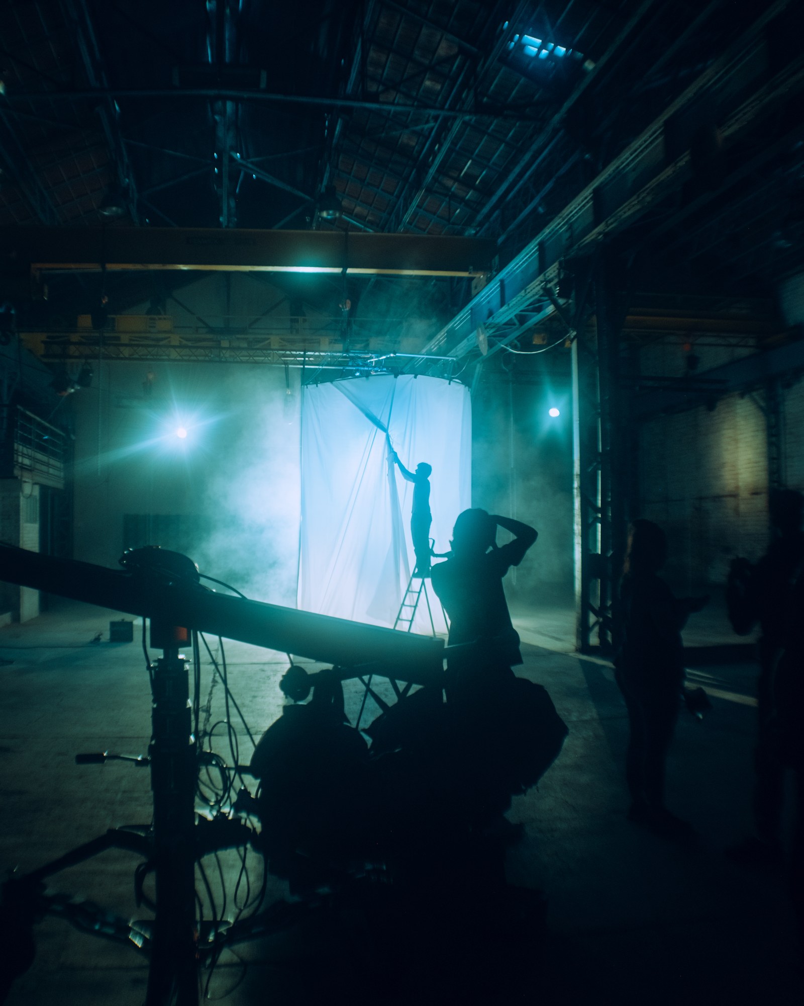 Entrep&ocirc;t industriel, lumi&egrave;re bleue, silhouette sur un &eacute;chafaudage