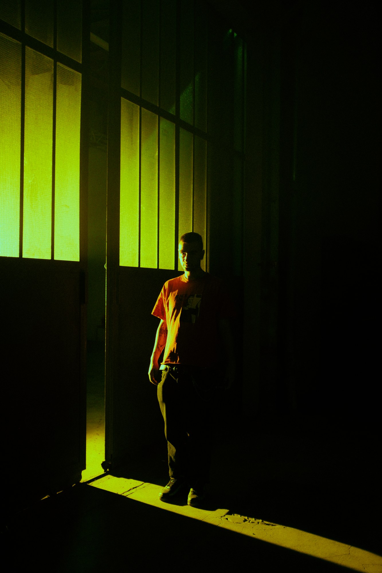 Silhouette dans un couloir &eacute;clair&eacute; en jaune-vert