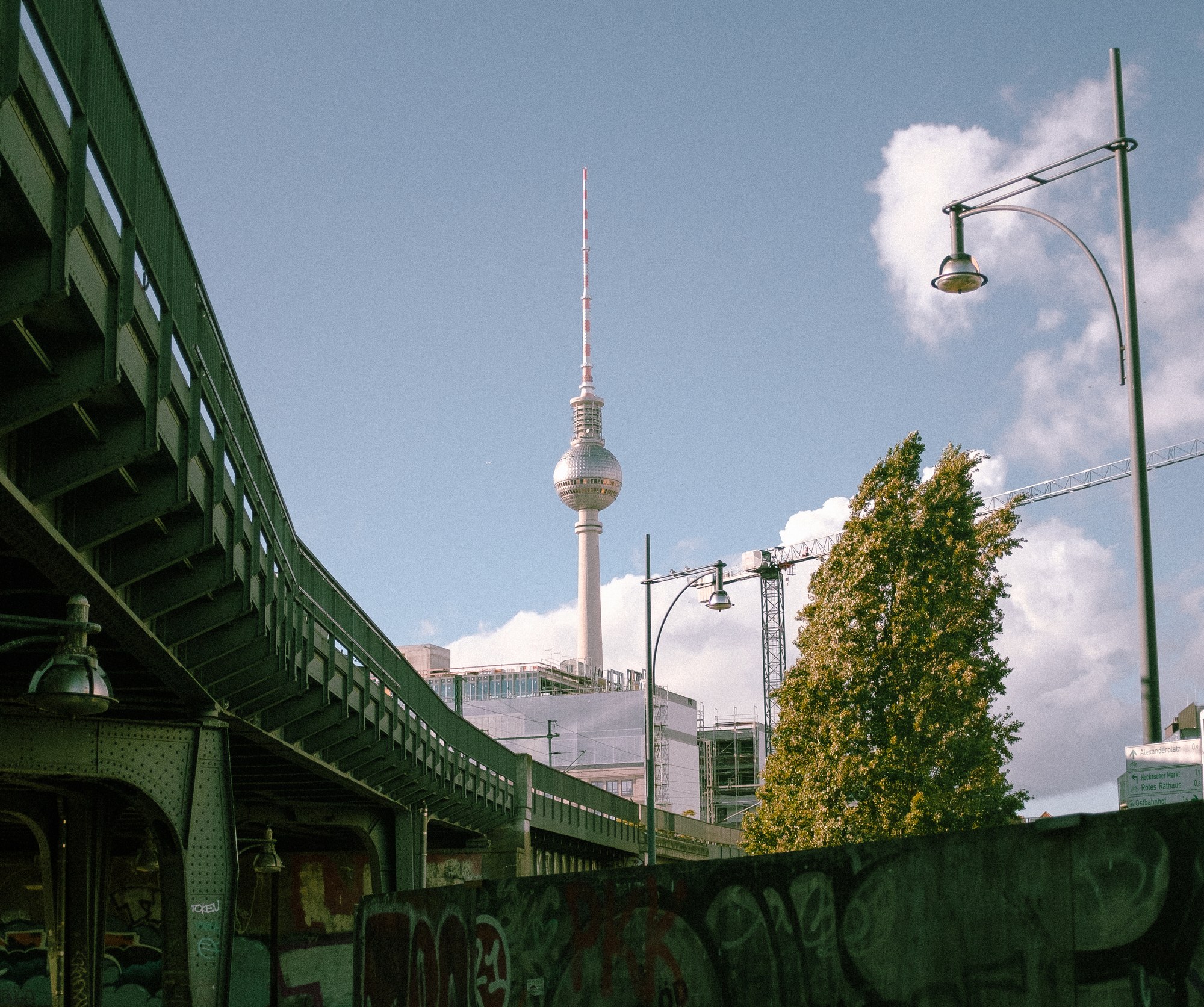 Tour de t&eacute;l&eacute;vision de Berlin, vue depuis un pont ferroviaire