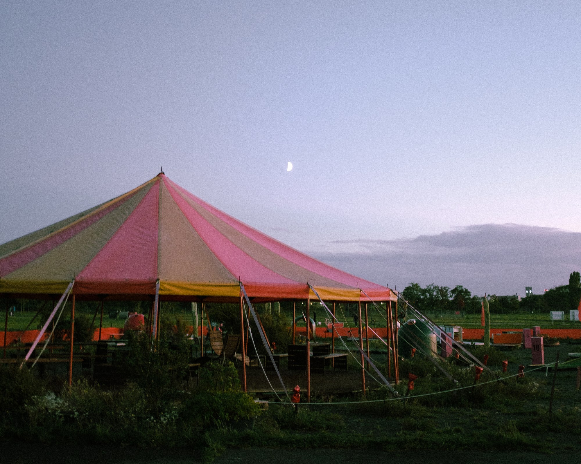 Chapiteau color&eacute;, cr&eacute;puscule