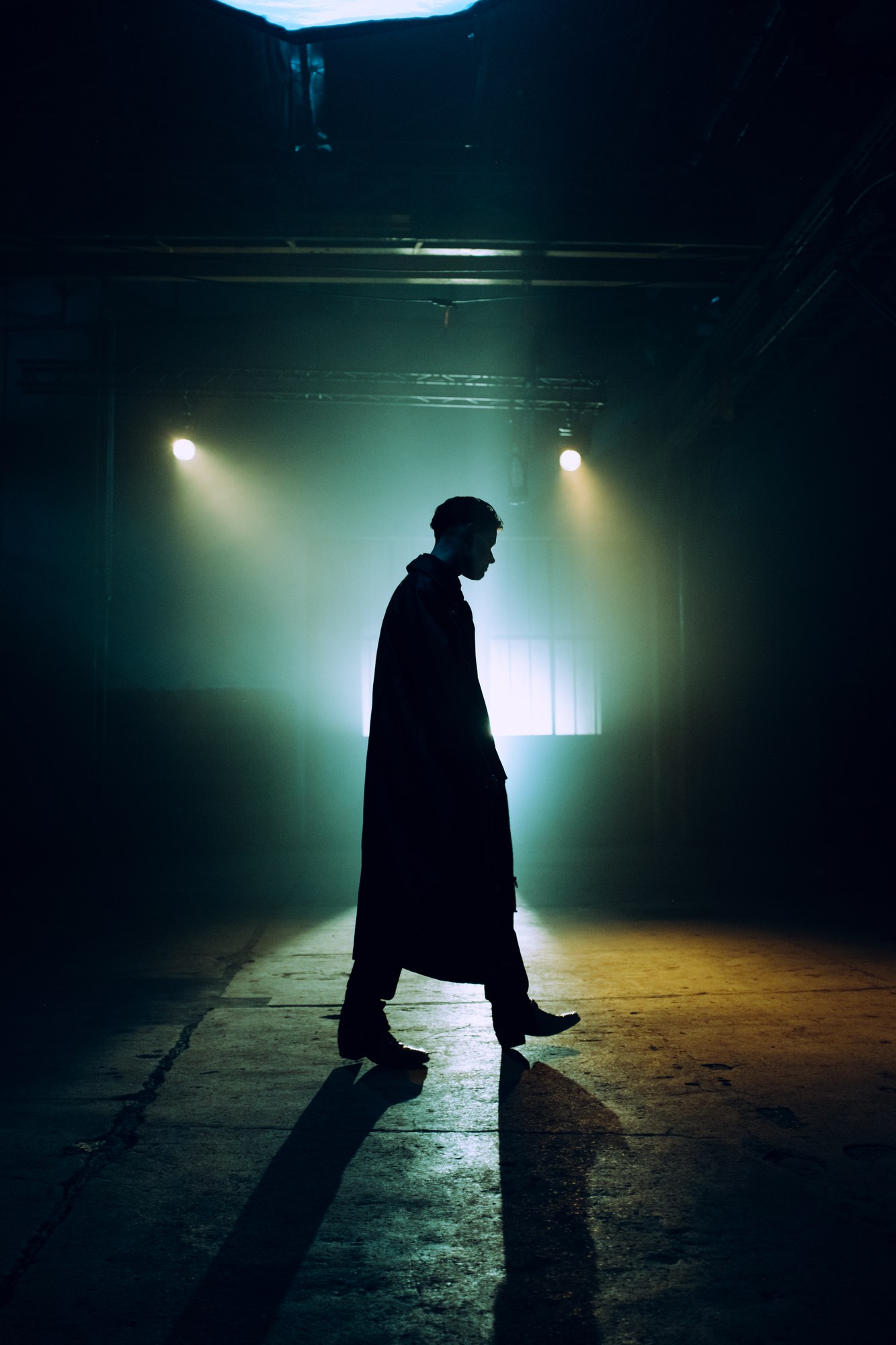 Silhouette &agrave; contre-jour dans un lieu sombre