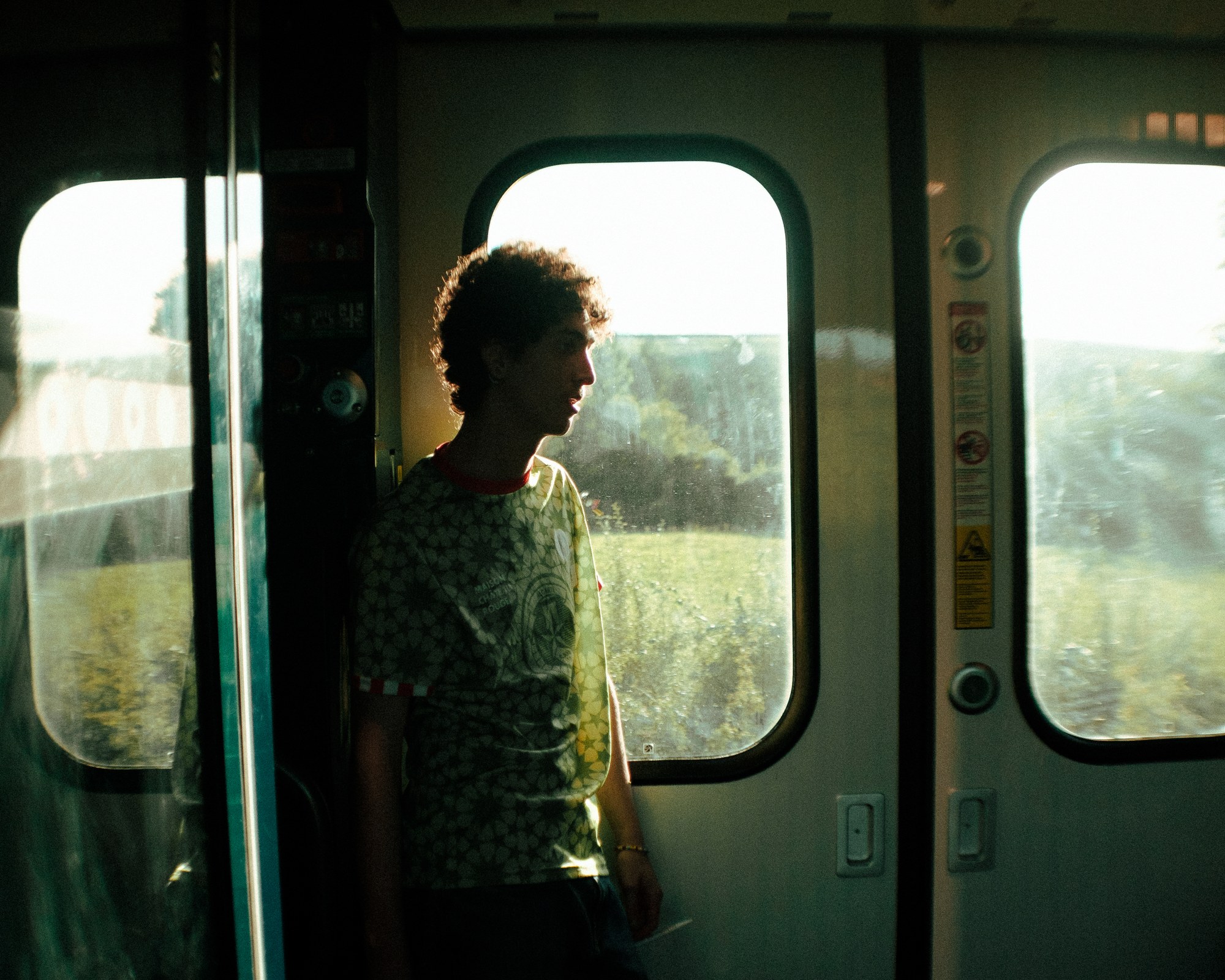 Voyageur dans un train, regard vers la campagne
