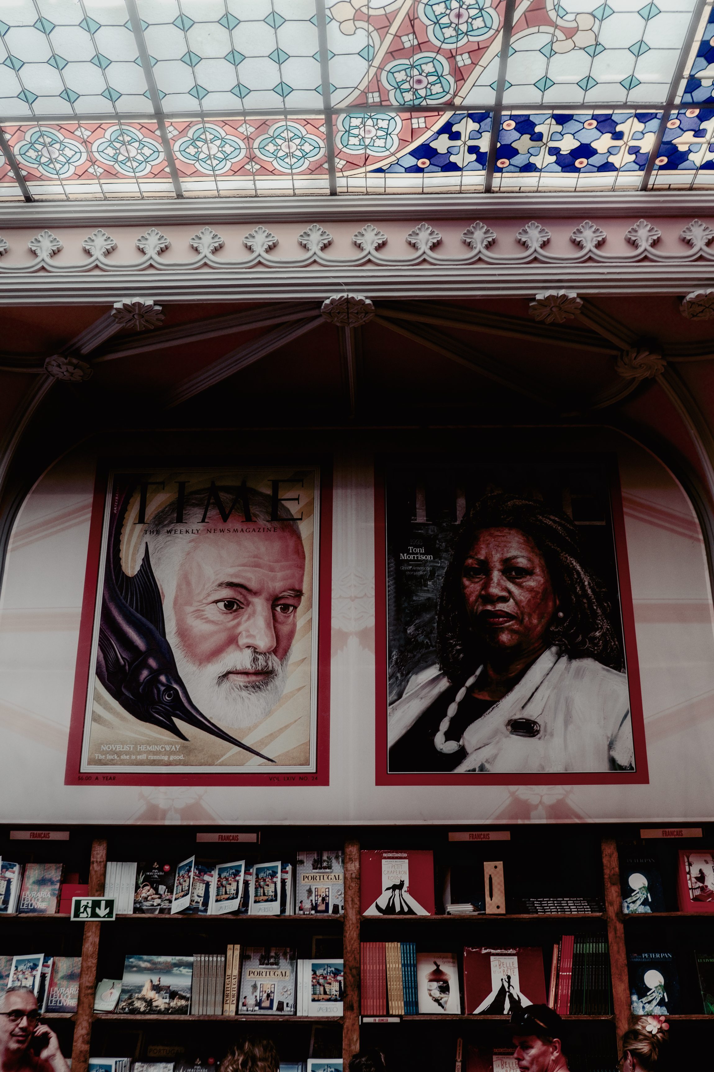 Int&eacute;rieur d'une librairie historique, verri&egrave;re color&eacute;e