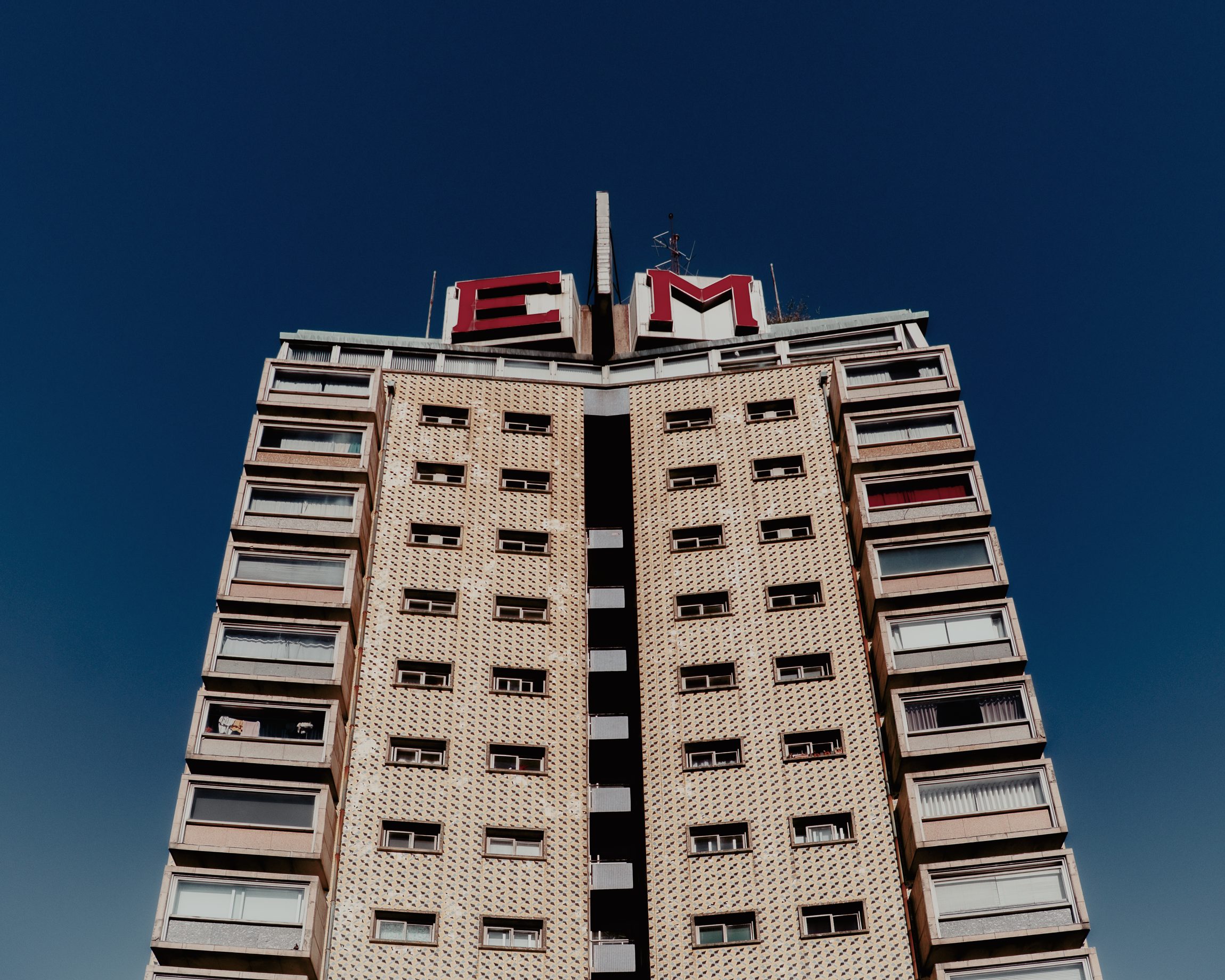 Immeuble d'habitation moderniste sous un ciel bleu profond