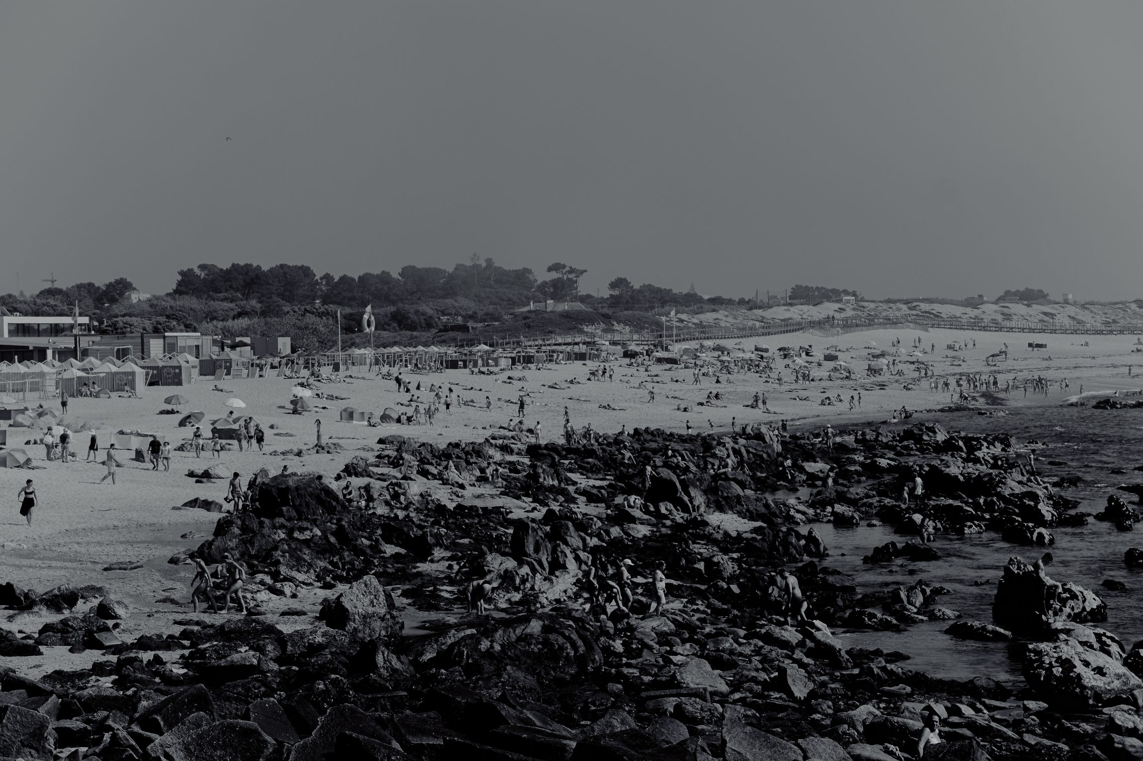 Plage rocheuse noir et blanc, foule en arri&egrave;re-plan