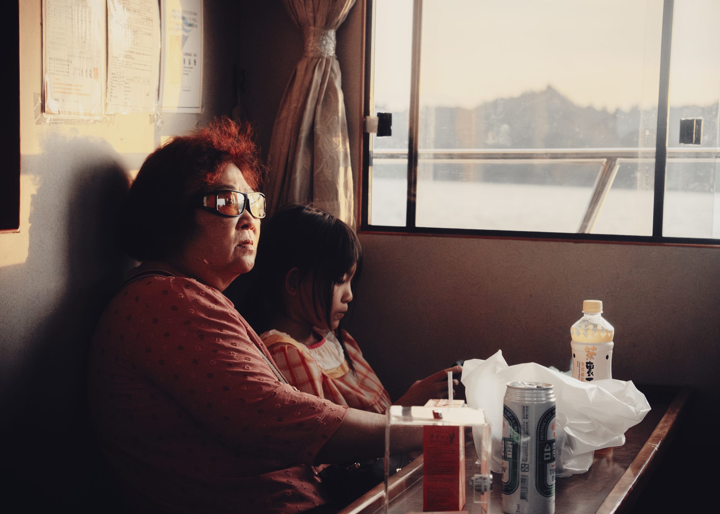 Grand-m&egrave;re et petite fille sur un bateau, Taiwan