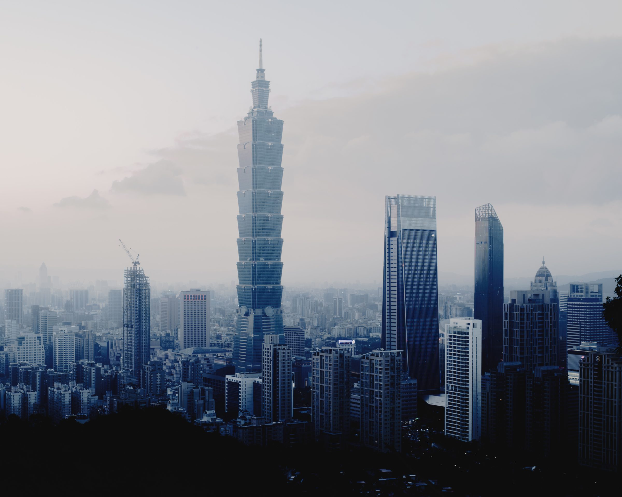 Skyline de Taipei dans la brume