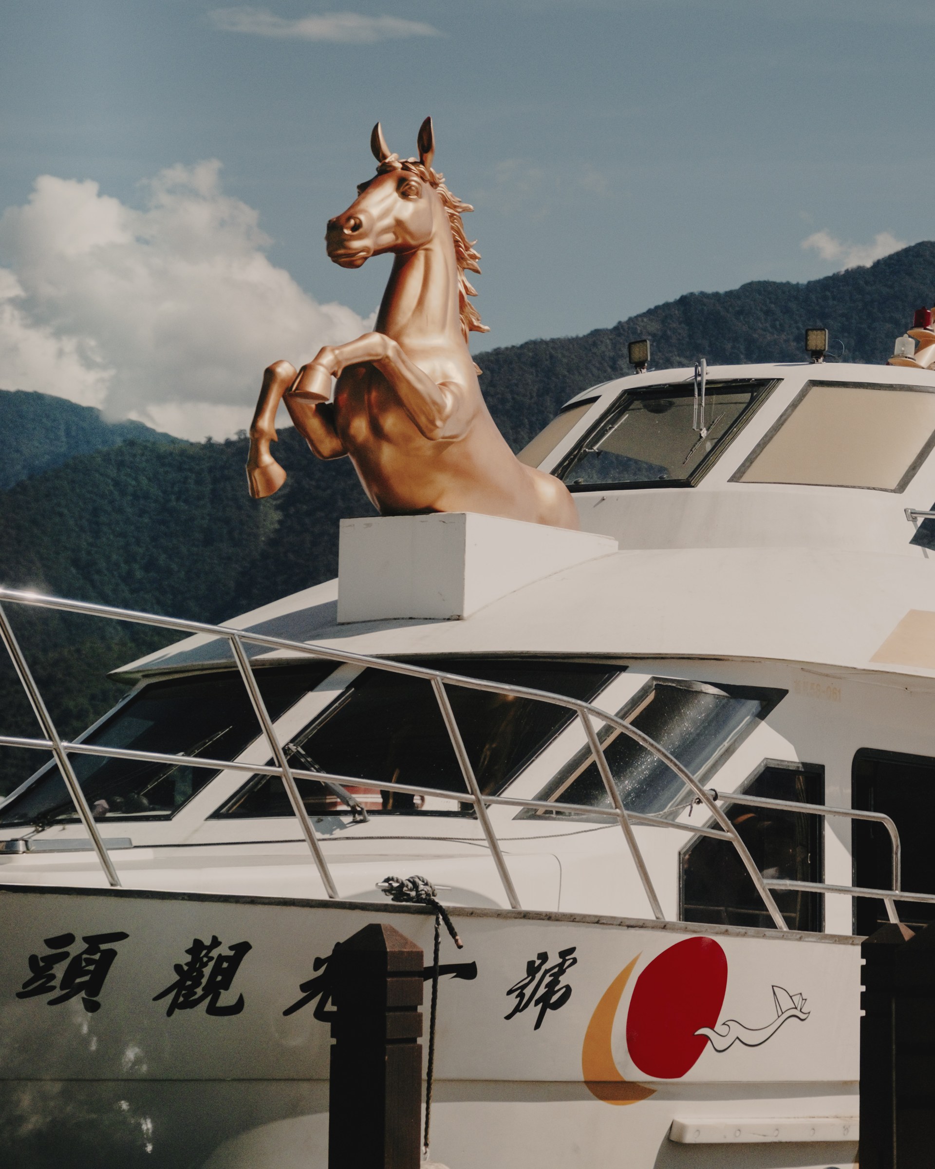 Statue de cheval dor&eacute; &agrave; la proue d'un bateau de croisi&egrave;re