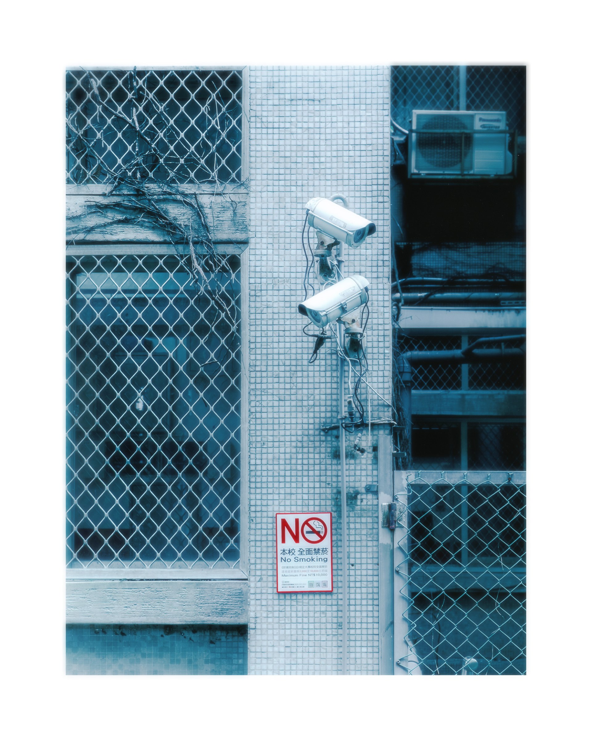Cam&eacute;ras de surveillance sur une fa&ccedil;ade bleut&eacute;e