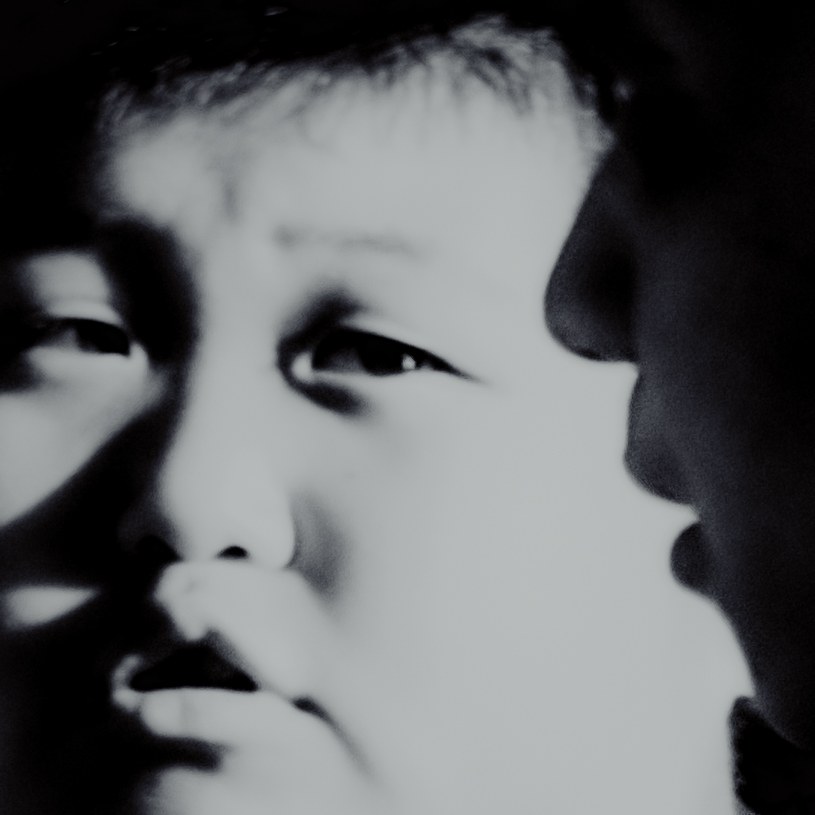 Double exposition, visage d'enfant en noir et blanc