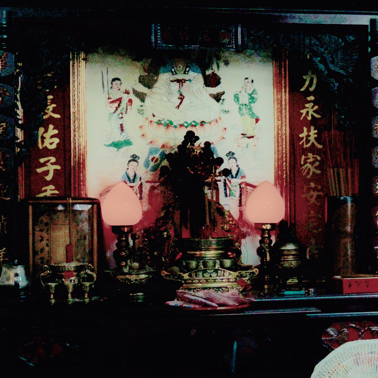 Autel de temple, divinit&eacute; peinte et lampes roses