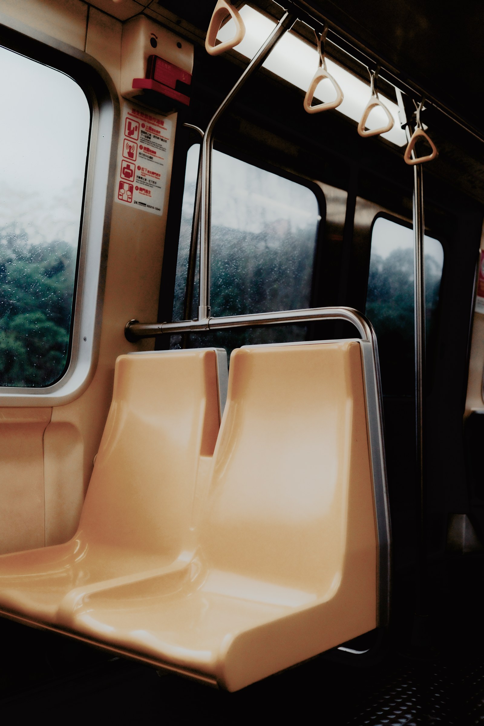 Si&egrave;ges vides du m&eacute;tro, pluie sur les vitres