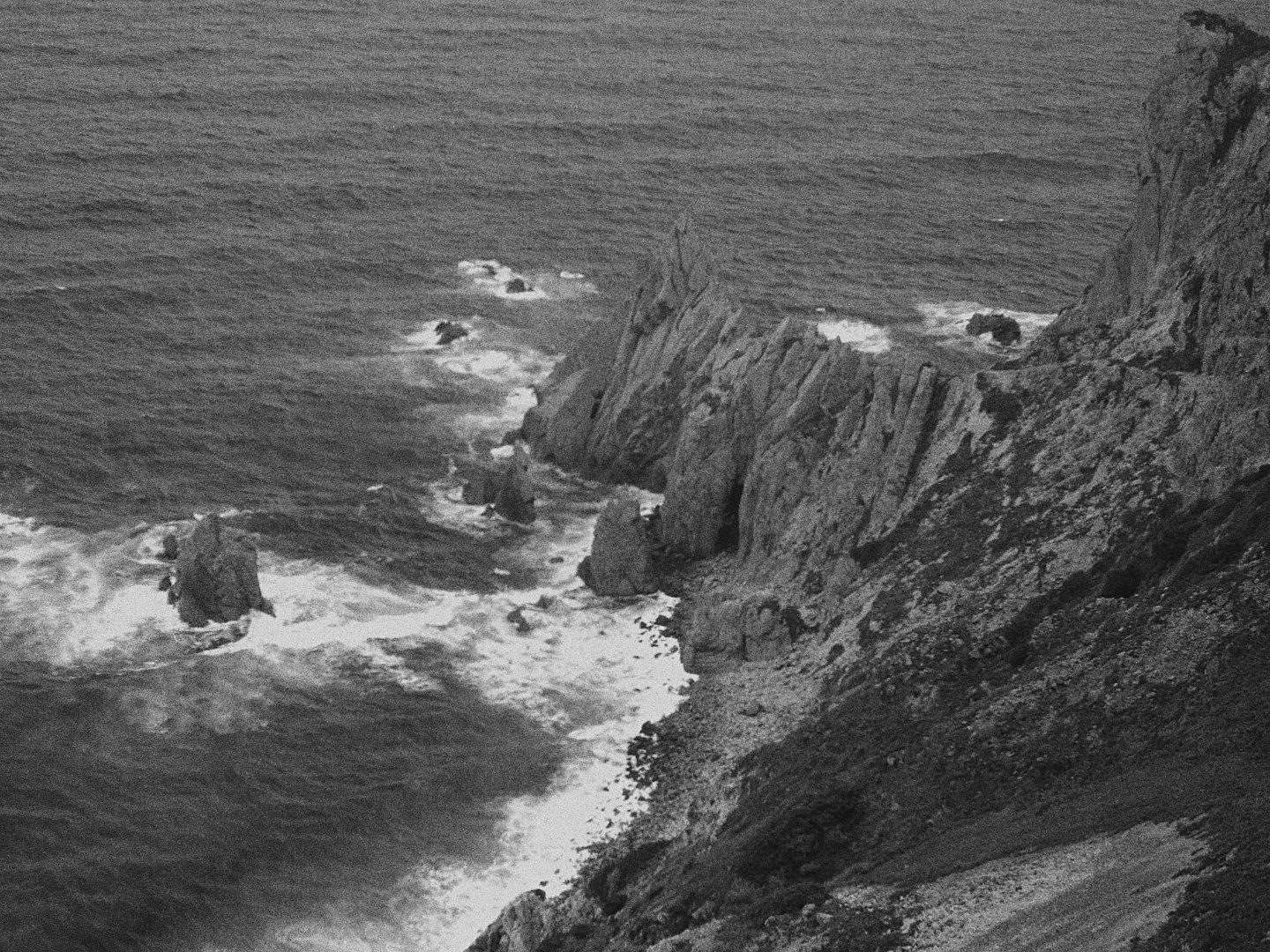 Falaises et vagues sur la c&ocirc;te portugaise, noir et blanc