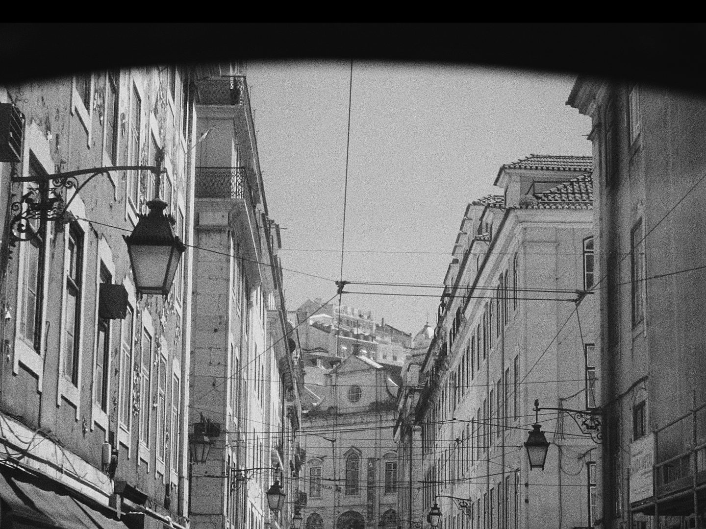 Ruelle de Lisbonne vue en contre-plong&eacute;e, lampadaires