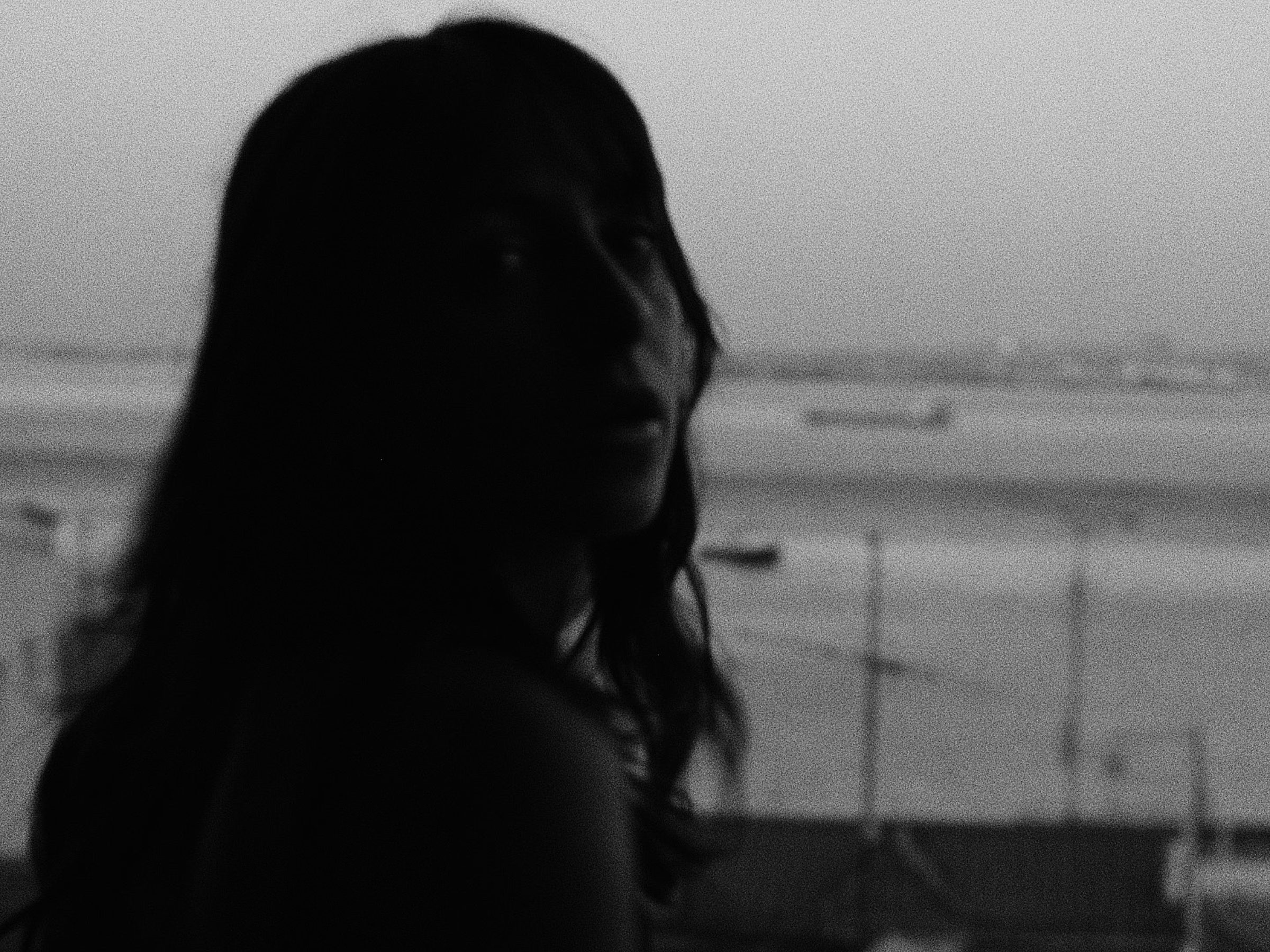 Silhouette d'une femme de dos face au Tage