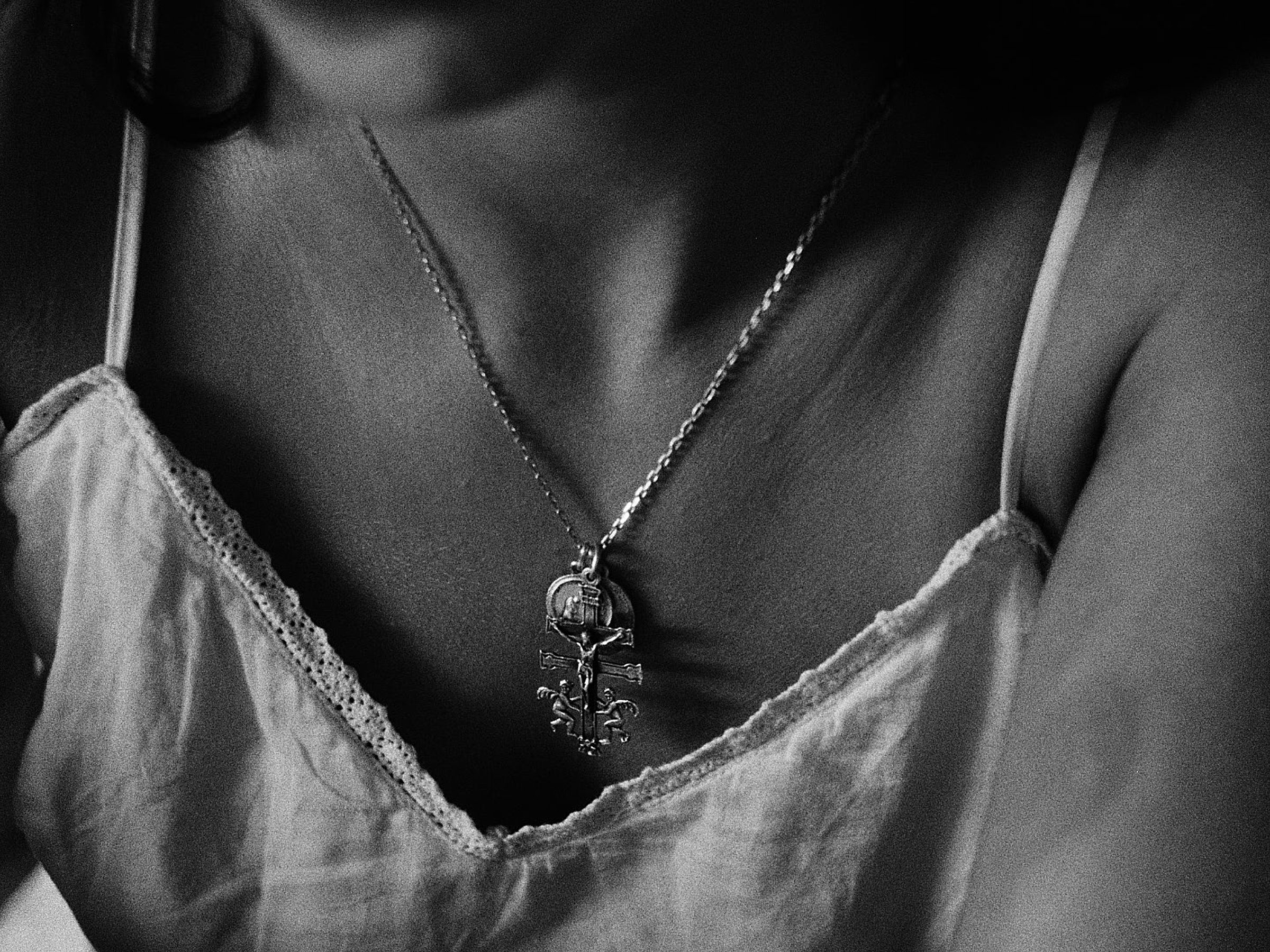 Collier en gros plan sur une robe blanche